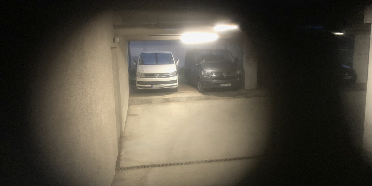 Bei einem Augenschein bei der ominösen Bundesstelle Bundesservice Telekommunikation, fand sie eine ganze Reihe unmarkierter VW-Transporter.