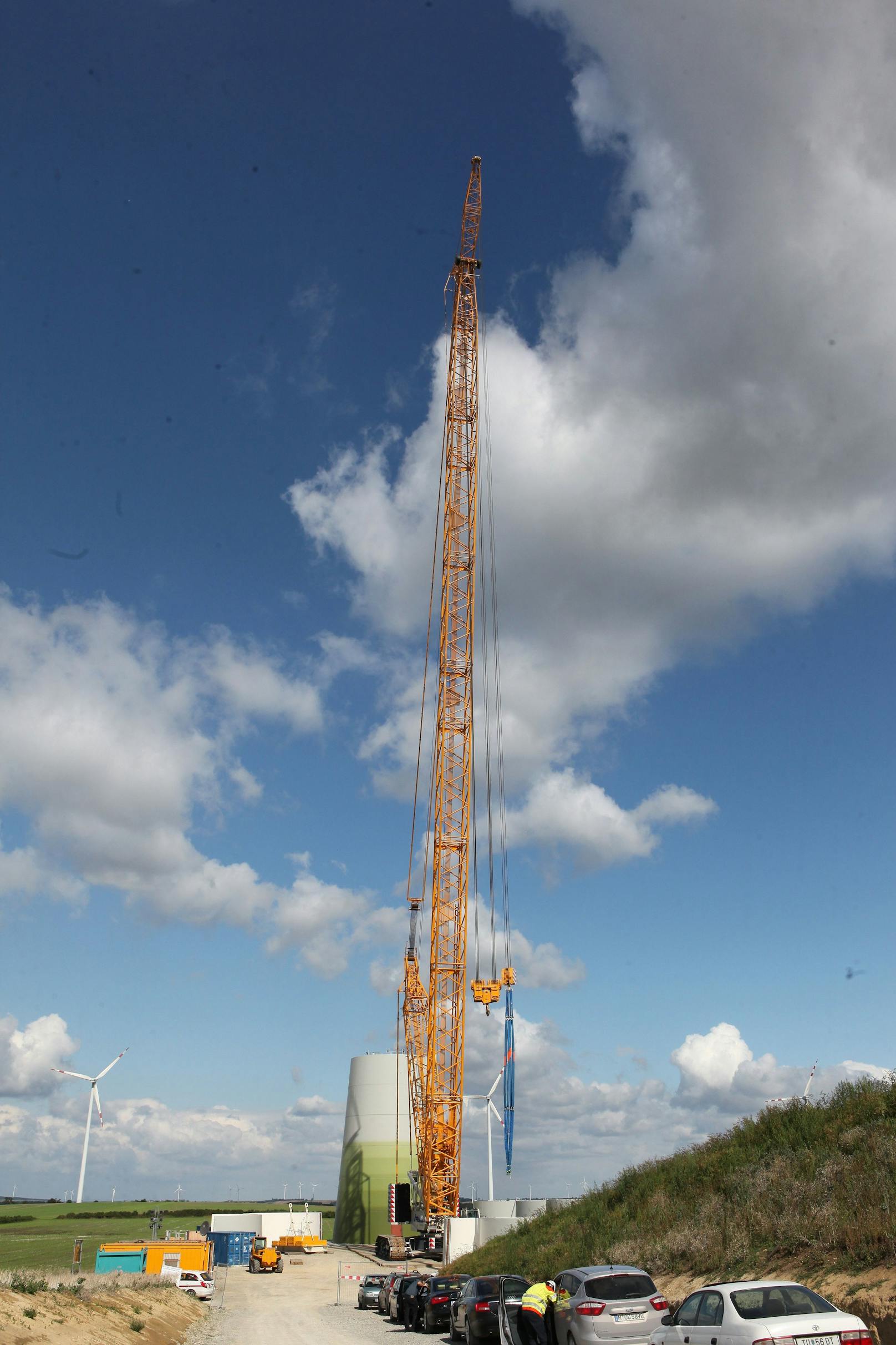 Bild vom Bau des Fertigteilbetonturms eines Windrades im Windpark Potzneusiedl. (Archivbild, 2011)