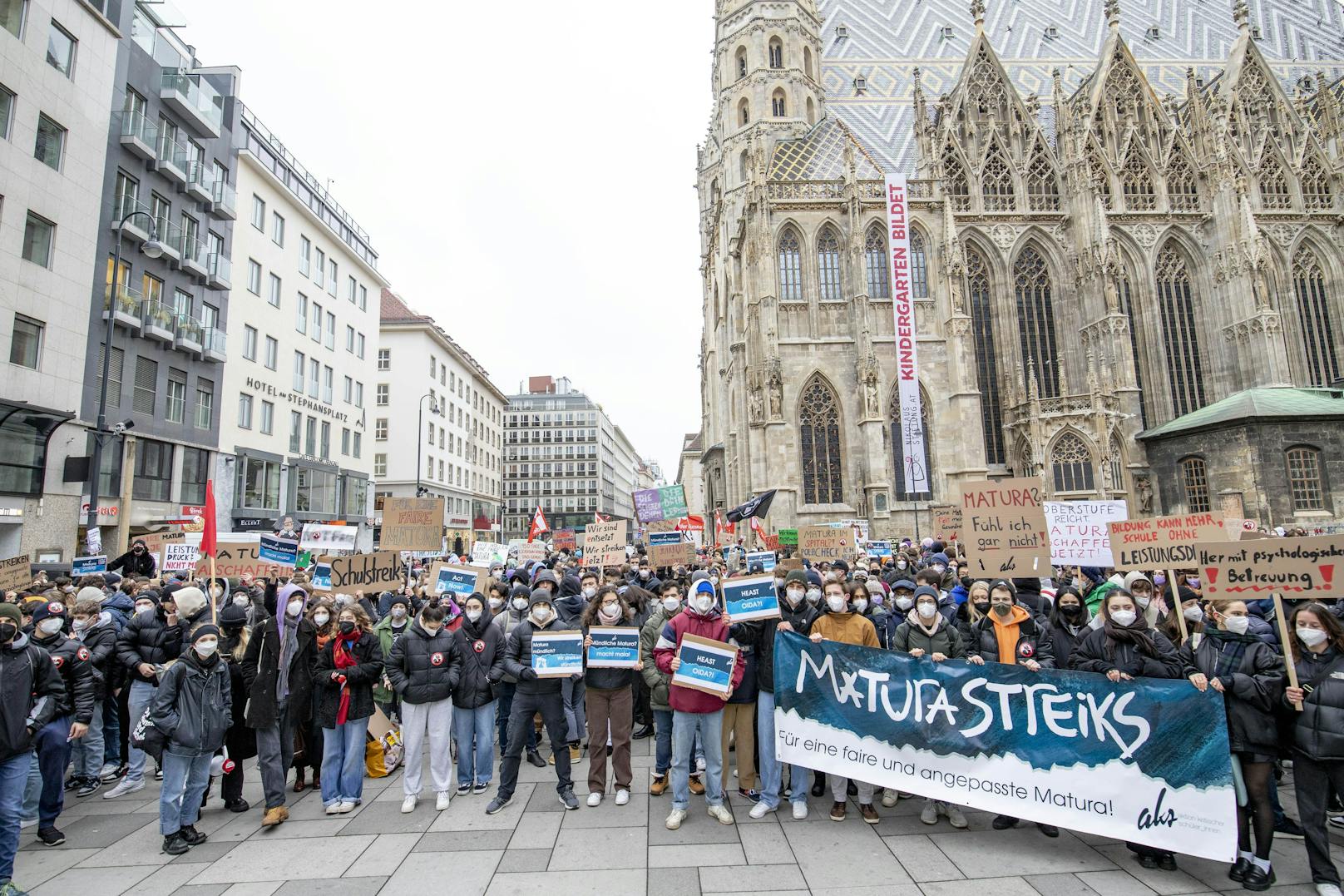 Rund 300 Schülerinnen und Schüler demonstrierten am Mittwoch am Stephansplatz gegen die Wiedereinführung der verpflichtenden mündlichen Matura.