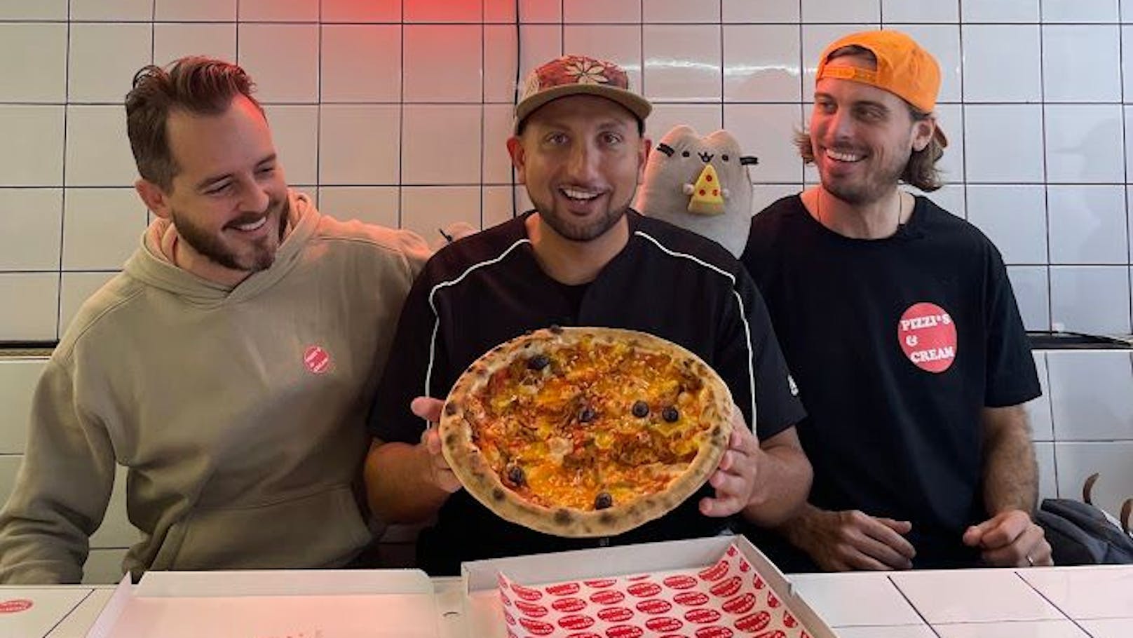 Der Wiener DJ Mosaken und die erste vegane Pizzeria Wiens "Pizzis &amp; Cream" haben gemeinsam die "Orangene Lieferando Pizza" kreiert.