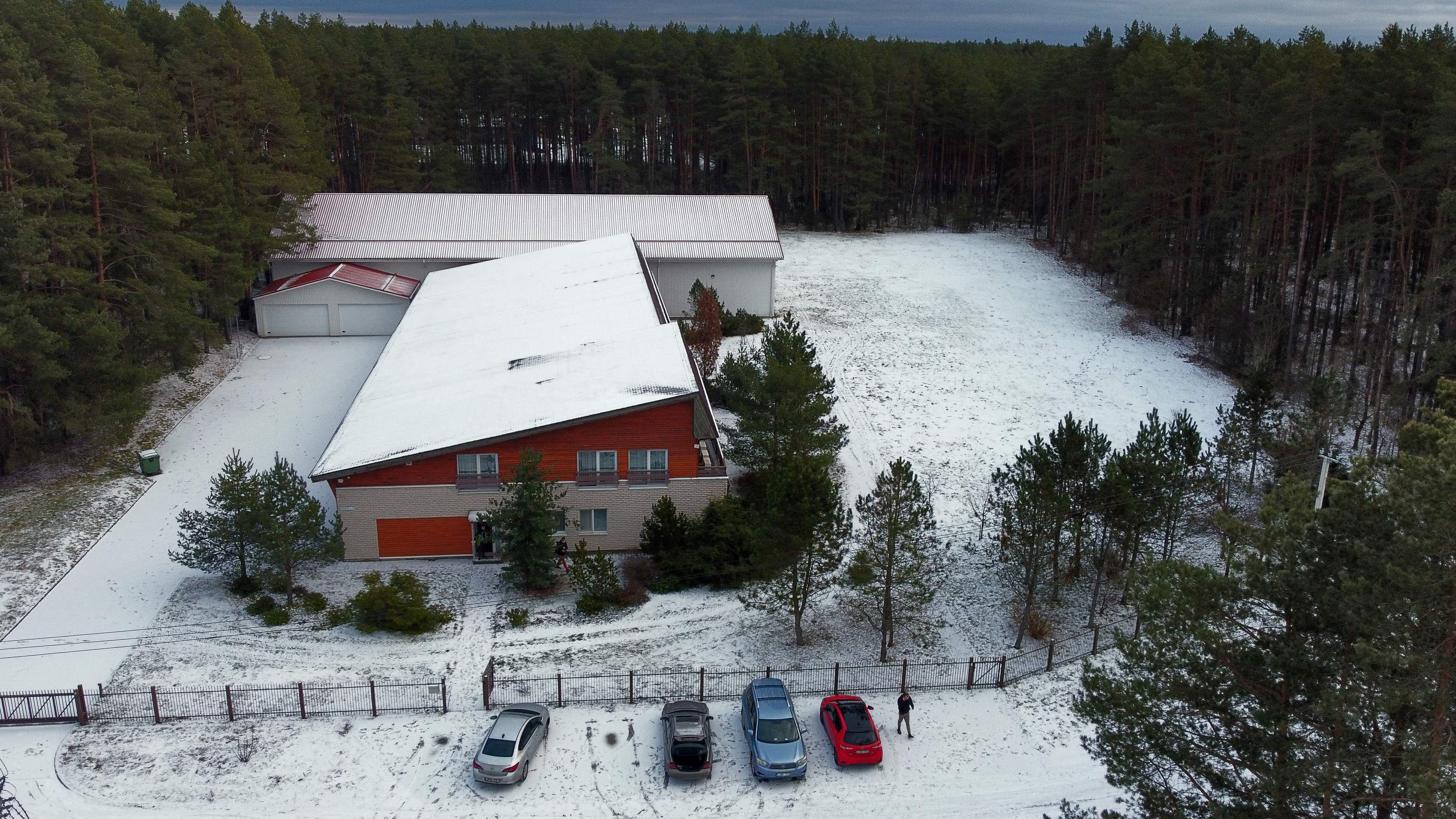 Download von www.picturedesk.com am 26.01.2022 (13:34).  An aerial photo taken on January 7, 2022 shows a former training center of the Lithuanian State Security Department, the country's domestic intelligence agency, in Antavilis near Vilnius. - The two-storey complex in a forested suburb of Vilnius that human rights organisations say was a CIA "black site" used for torture during the so-called war on terror is being put up for sale. Lithuania's state property bank said on January 7 it was planning to auction off the 968-square-metre (10,419 square foot) building. The site has been a training centre for Lithuania's intelligence service since 2007. (Photo by Petras MALUKAS / AFP) - 20220107_PD4674 - Rechteinfo: Rights Managed (RM) Nur für redaktionelle Nutzung! Werbliche Nutzung erfordert Freigabe: bitte schicken Sie uns eine Anfrage.