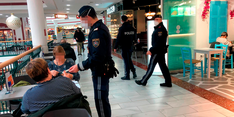 Polizisten kontrollieren den Ungeimpften-Lockdown scharf.