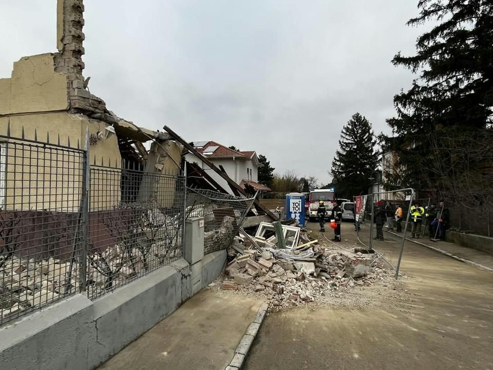 Haus stürzte in Perchtoldsdorf ein: Die Feuerwehr im Einsatz