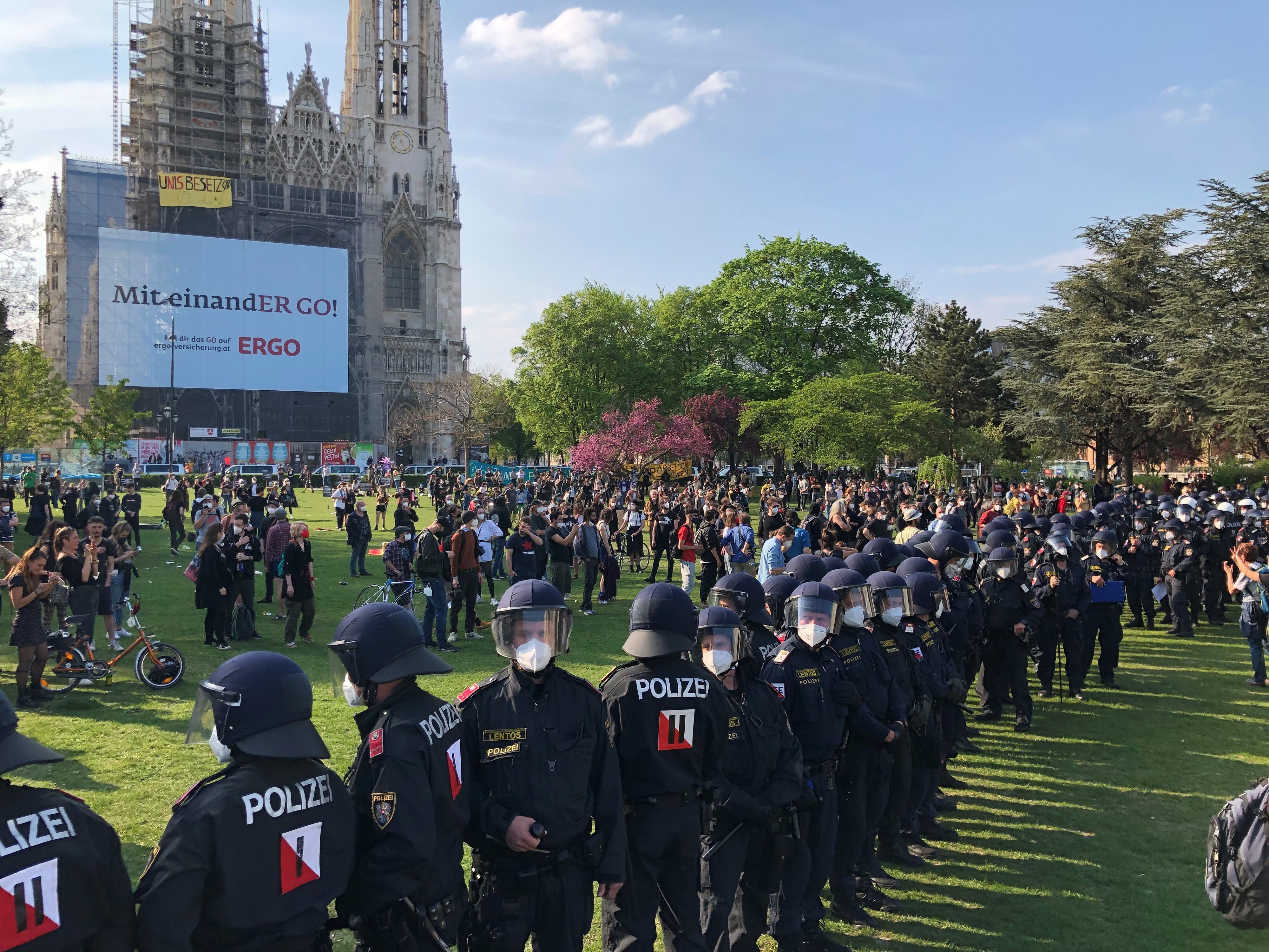 Die Polizei zog schließlich eine Sperrkette durch den gesamten Park.