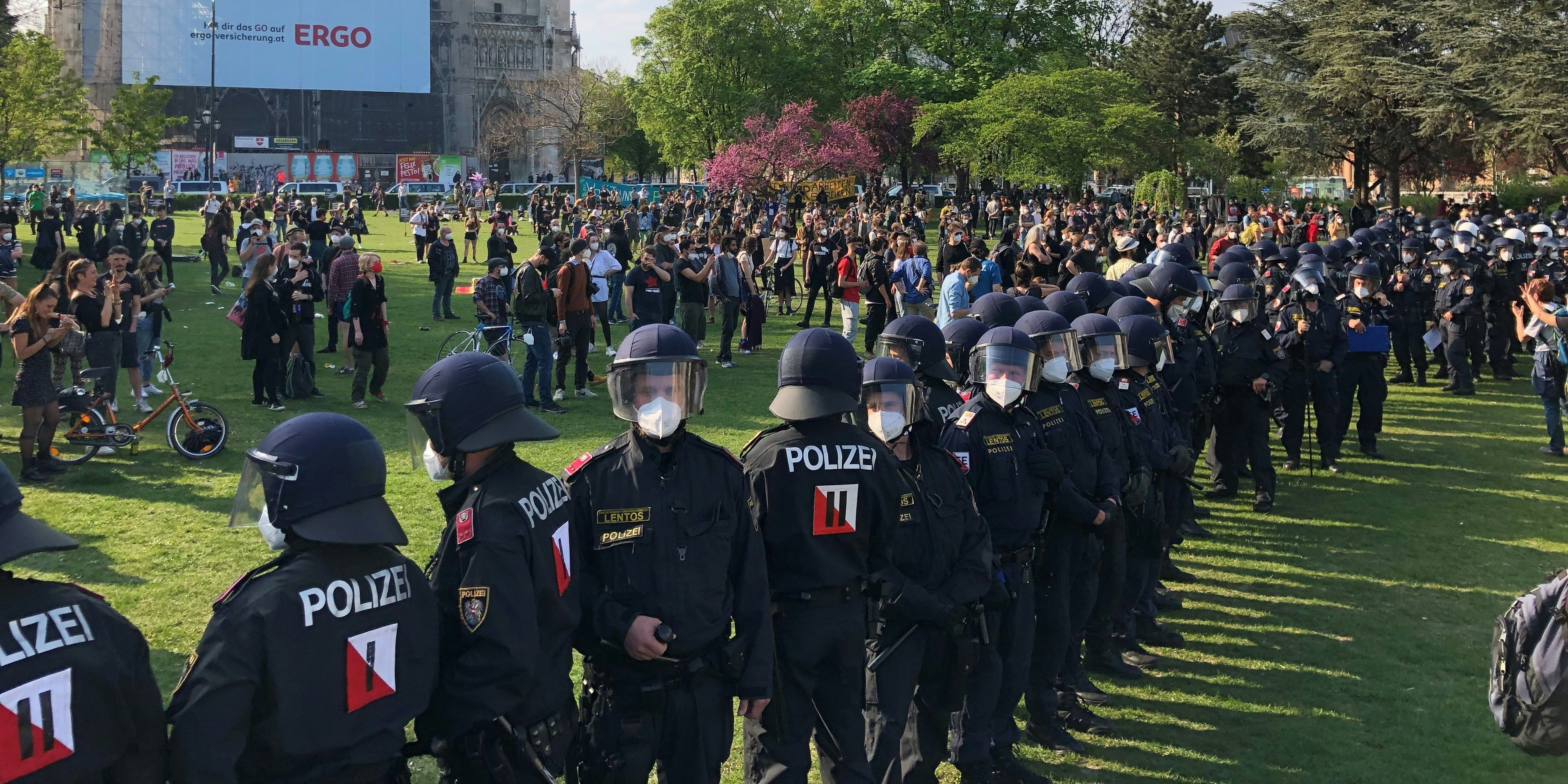 Die Polizei zog schließlich eine Sperrkette durch den gesamten Park.