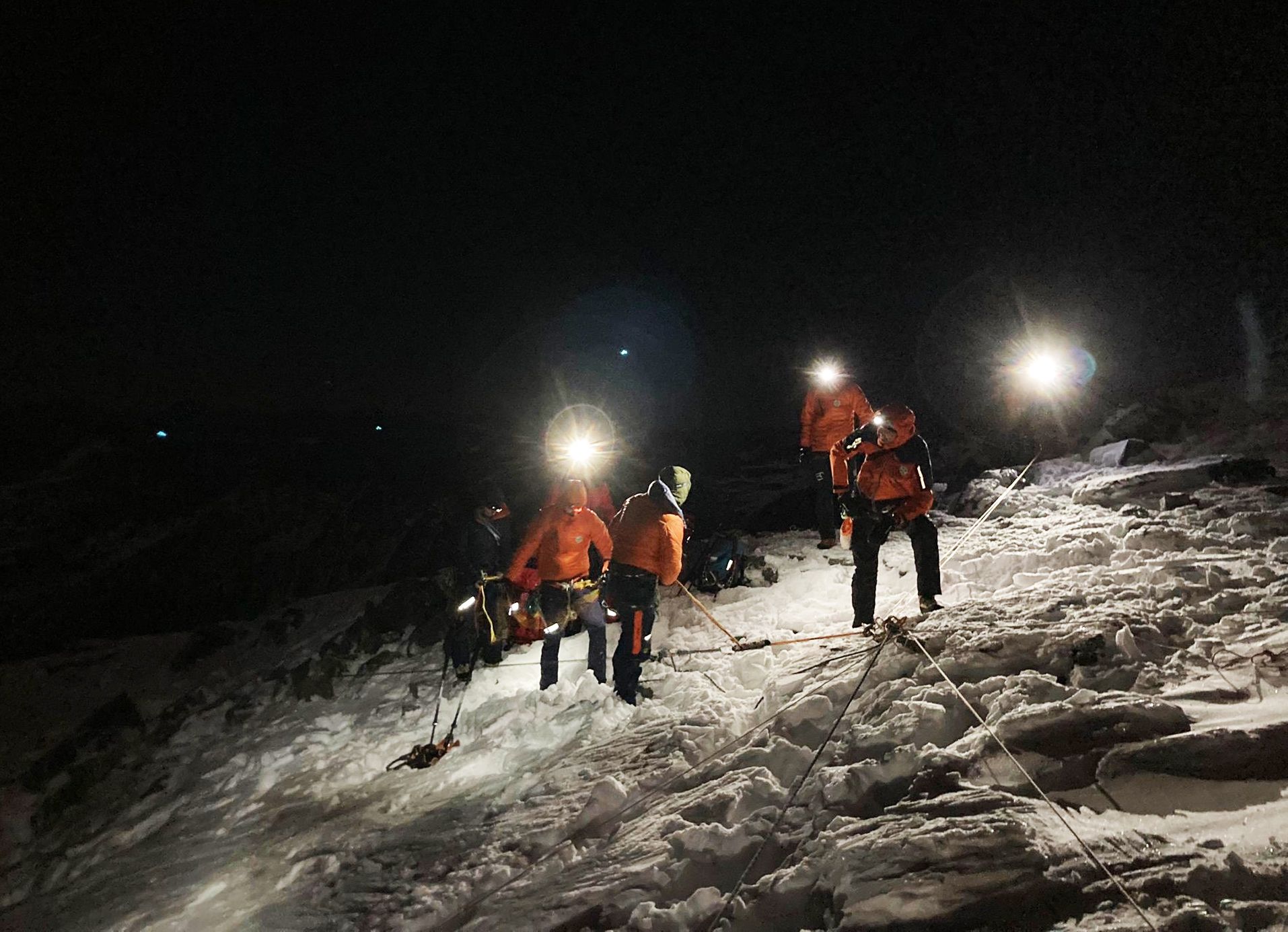 Tausende Male musste die Bergrettung 2021 zur Hilfe anrücken – so wie hier bei der Bergung zweier Kletterer im vergangenen November im Pinzgau.