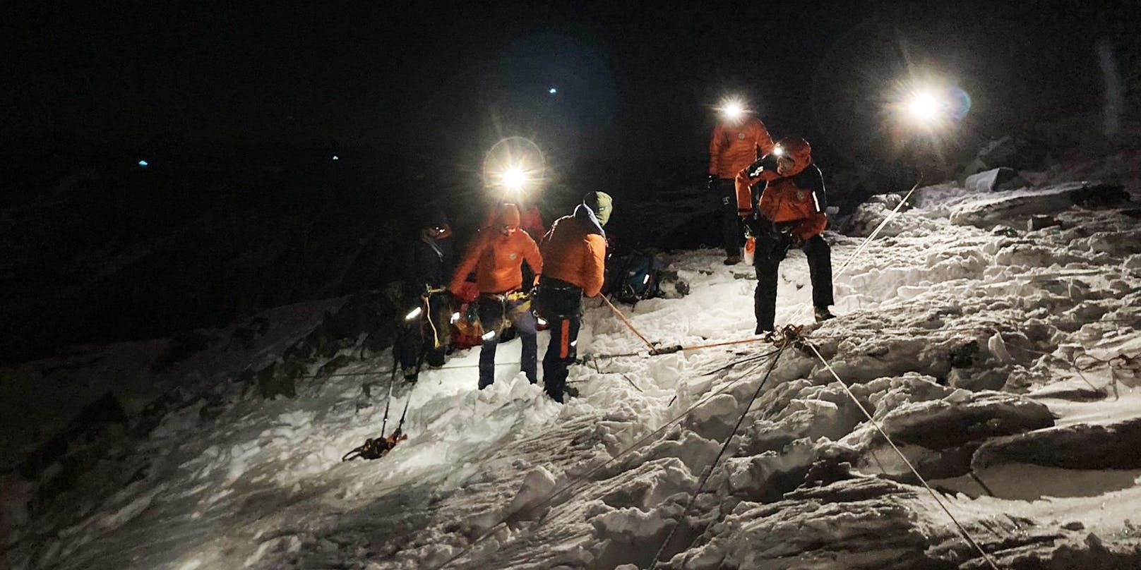 Tausende Male musste die Bergrettung 2021 zur Hilfe anrücken – so wie hier bei der Bergung zweier Kletterer im vergangenen November im Pinzgau.