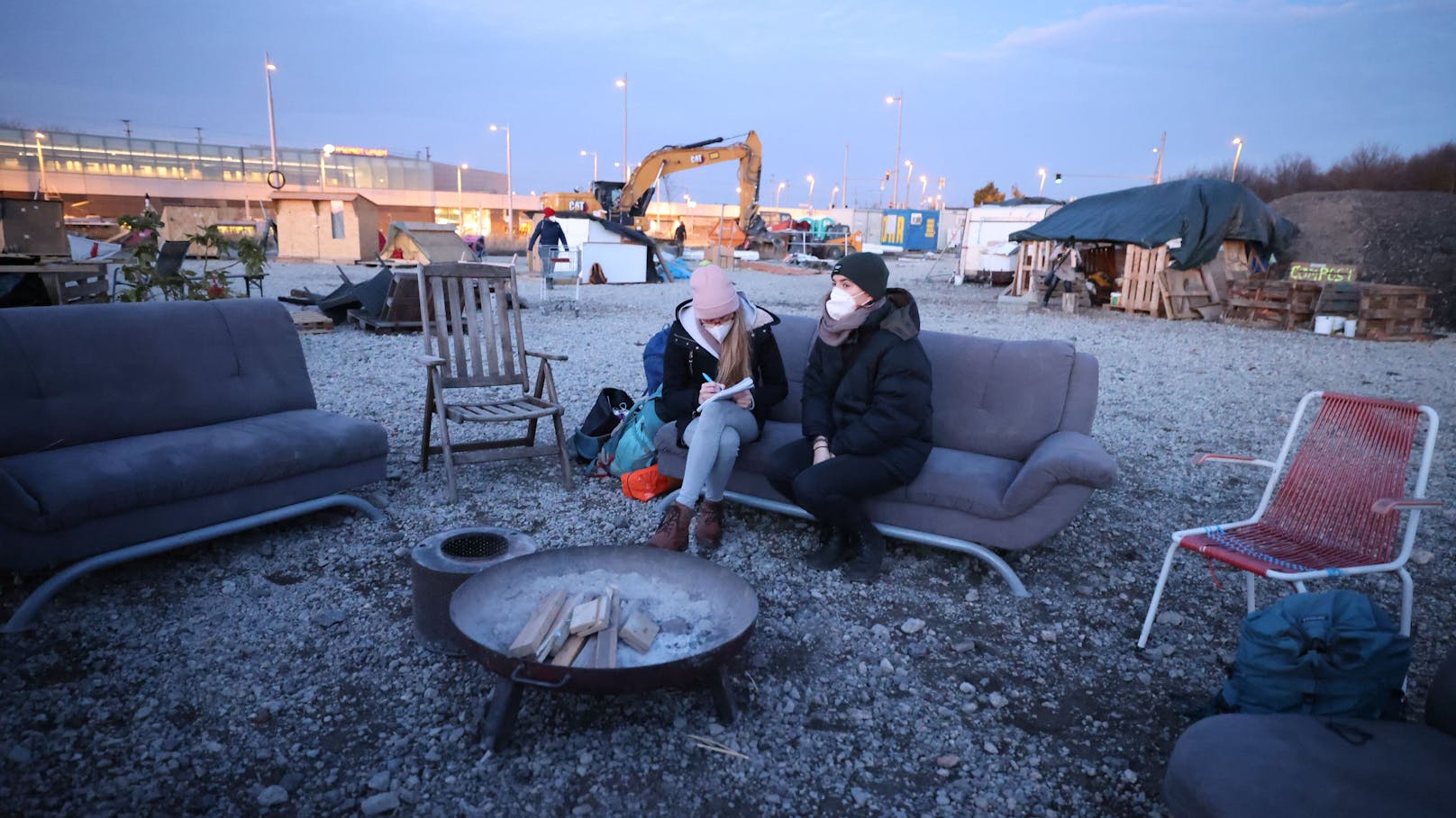 <em>"Heute"</em> hat die Lobau-Aktivisten am Abend vor der befürchten Räumung auf der besetzten Baustelle in Wien-Donaustadt besucht.