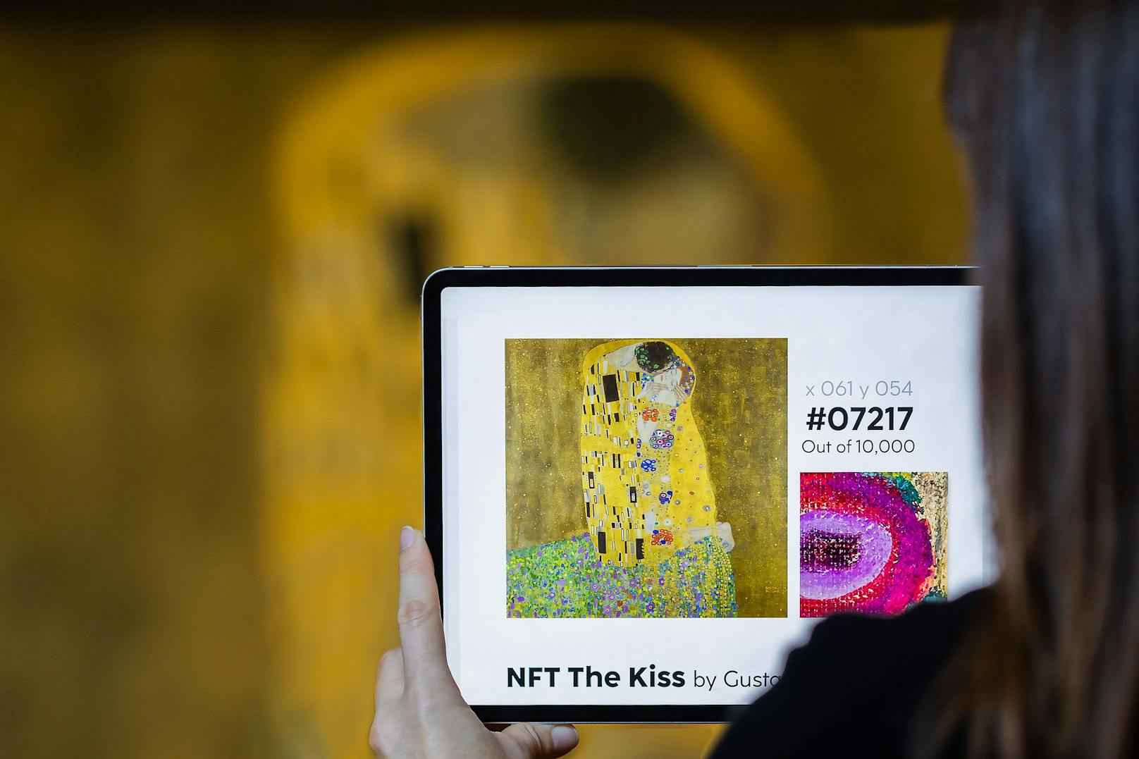 Das Belvedere verkauft zum Valentinstag 10.000 einzigartige digitale Ausschnitte des Klimt-Kunstwerks "Der Kuss".