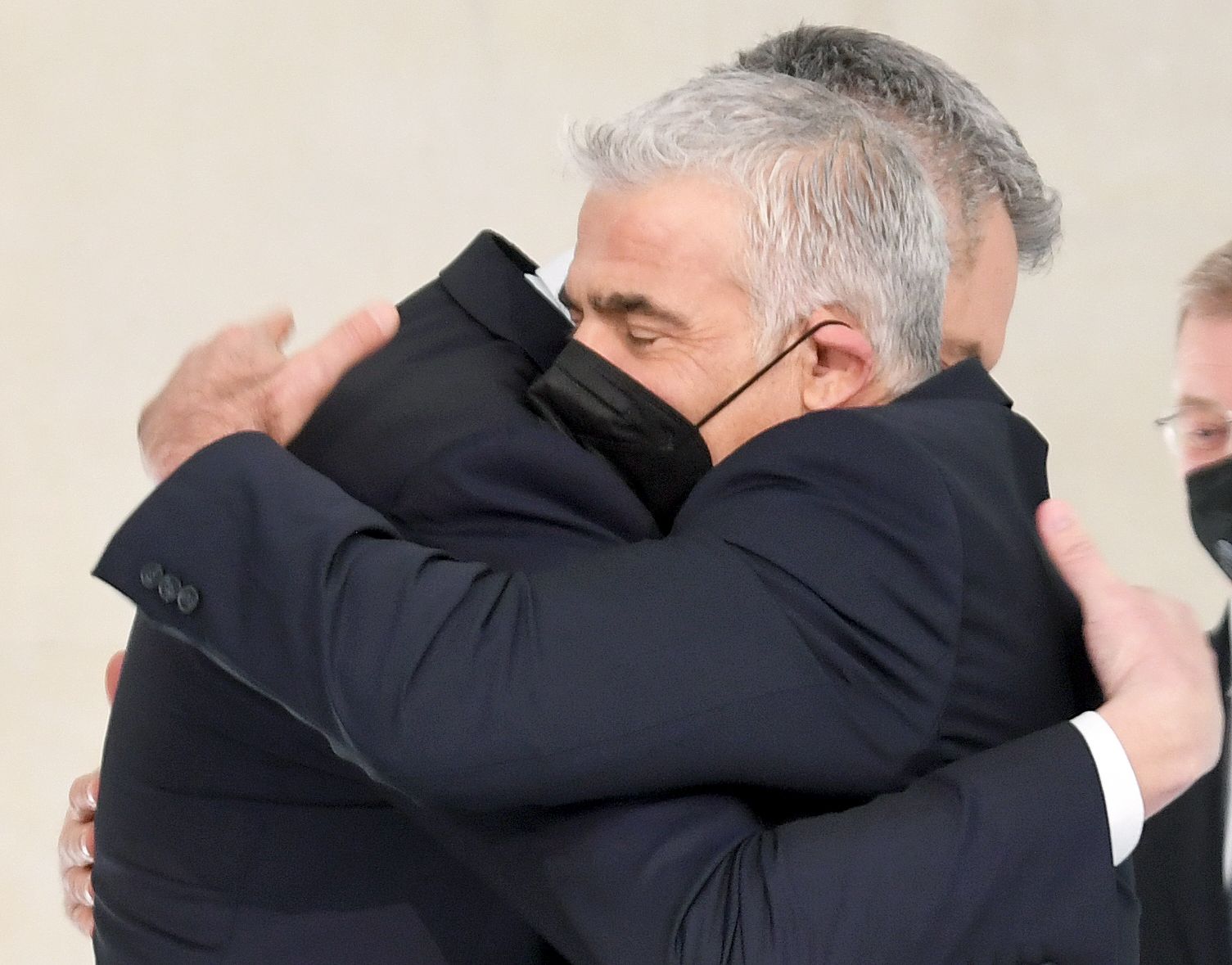 Israels Außenminister Jair Lapid und Bundeskanzler Karl Nehammer (ÖVP) im Rahmen einer Gedenkveranstaltung in der KZ-Gedenkstätte Mauthausen