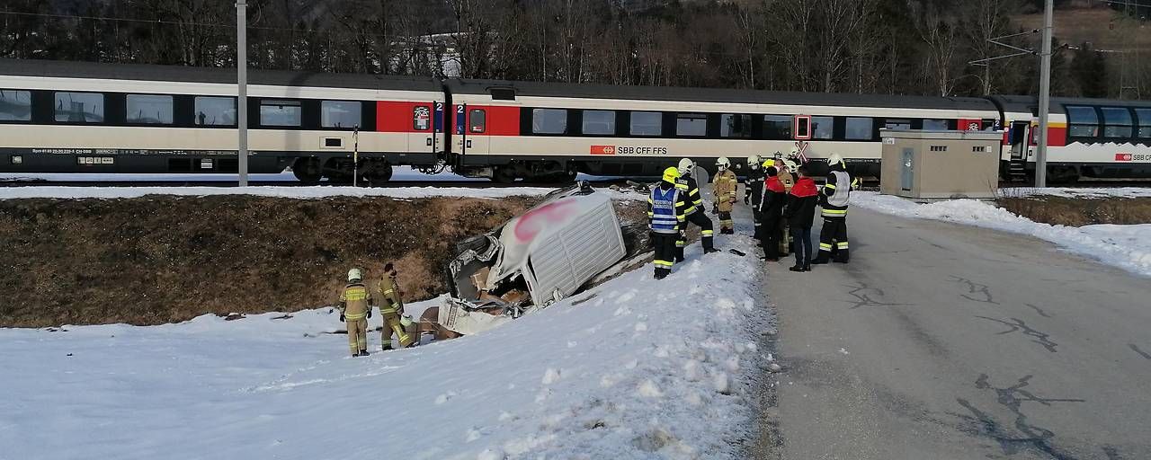Der Fahrer des Transporters kam gerade noch glimpflich davon. Er bleibt bei dem Vorfall unverletzt.