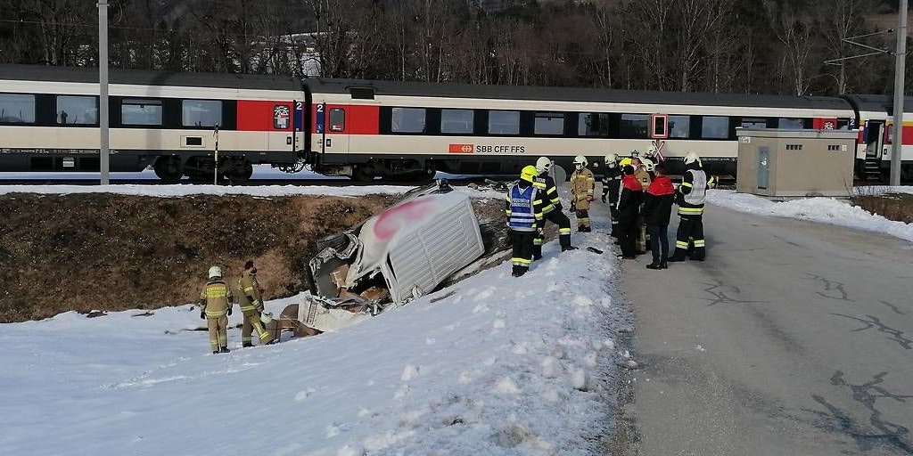 Der Fahrer des Transporters kam gerade noch glimpflich davon. Er bleibt bei dem Vorfall unverletzt.