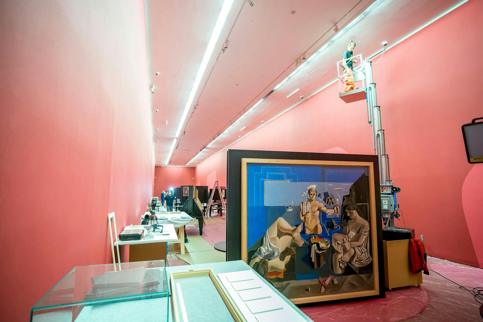 Ausgestellt werden die Werke in einer schlangenförmigen Form. Die Ausstellungstexte, die sich links und rechts an den Wänden befinden, begleiten die Besucher durch die Schau.