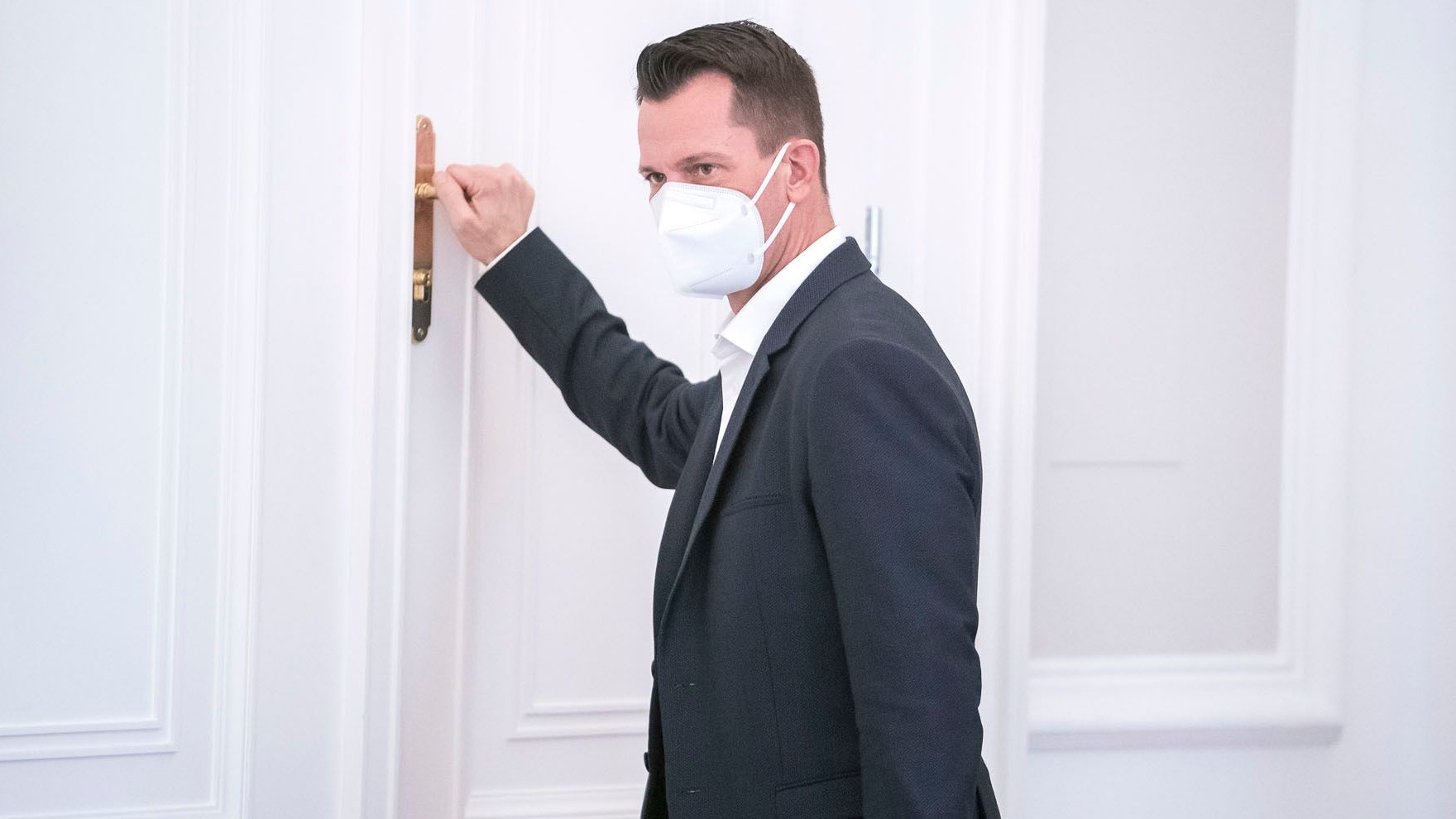 gesundheitsminister wolfgang mückstein nach dem pressefoyer nach dem ministerrat im bundeskanzleramt, 20211110 foto: helmut graf/tageszeitung heute