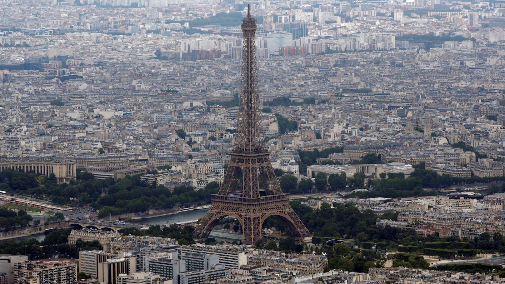 Der Eiffelturm in Paris zählt zu den beliebtesten Sehenswürdigkeiten.