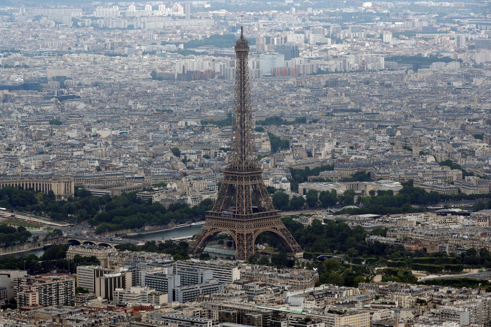 Eiffelturm wegen Bombendrohung evakuiert – Fehlalarm