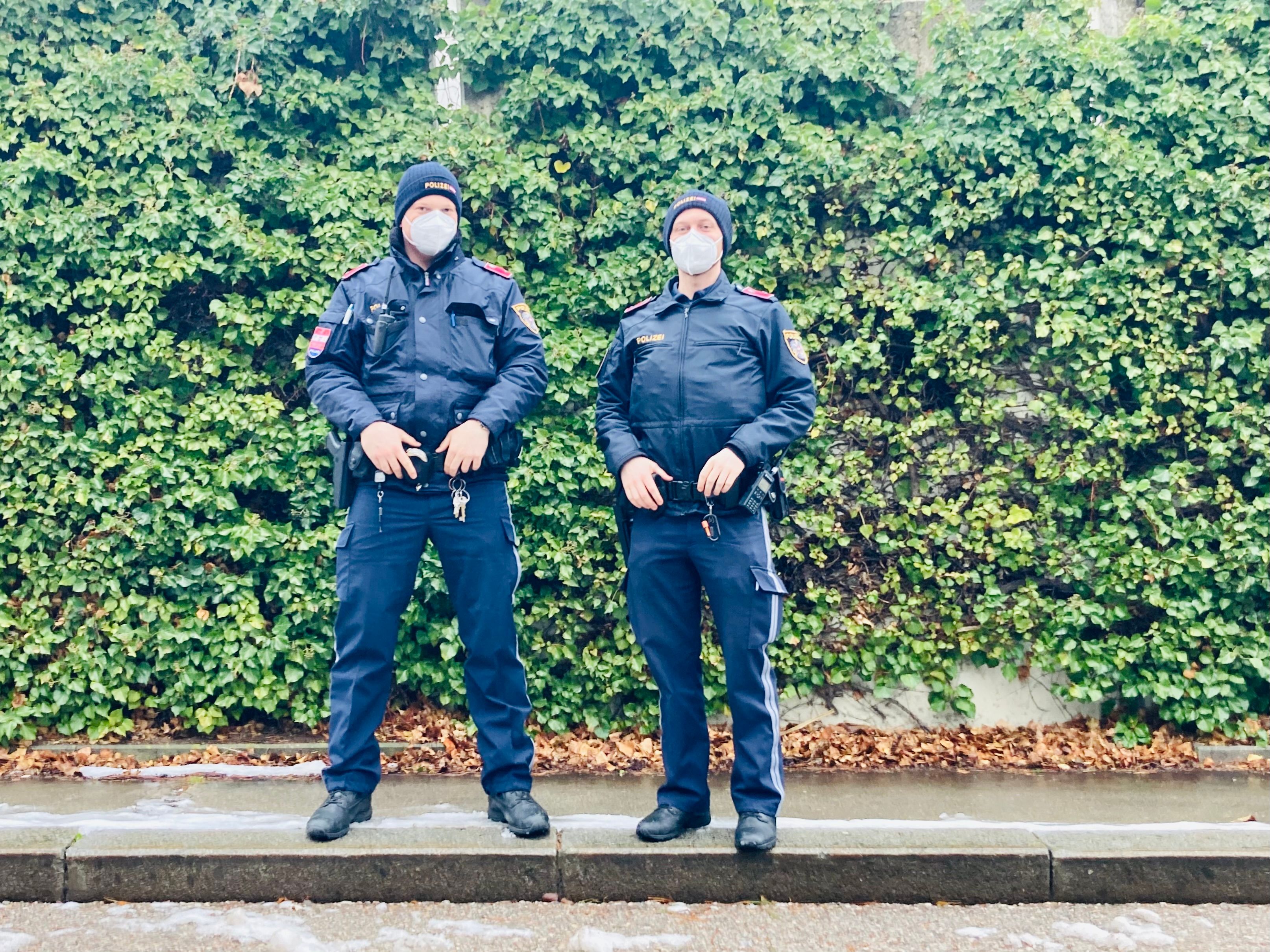 Diese Polizisten retteten gestürzten Mann von U-Bahn-Gleisen