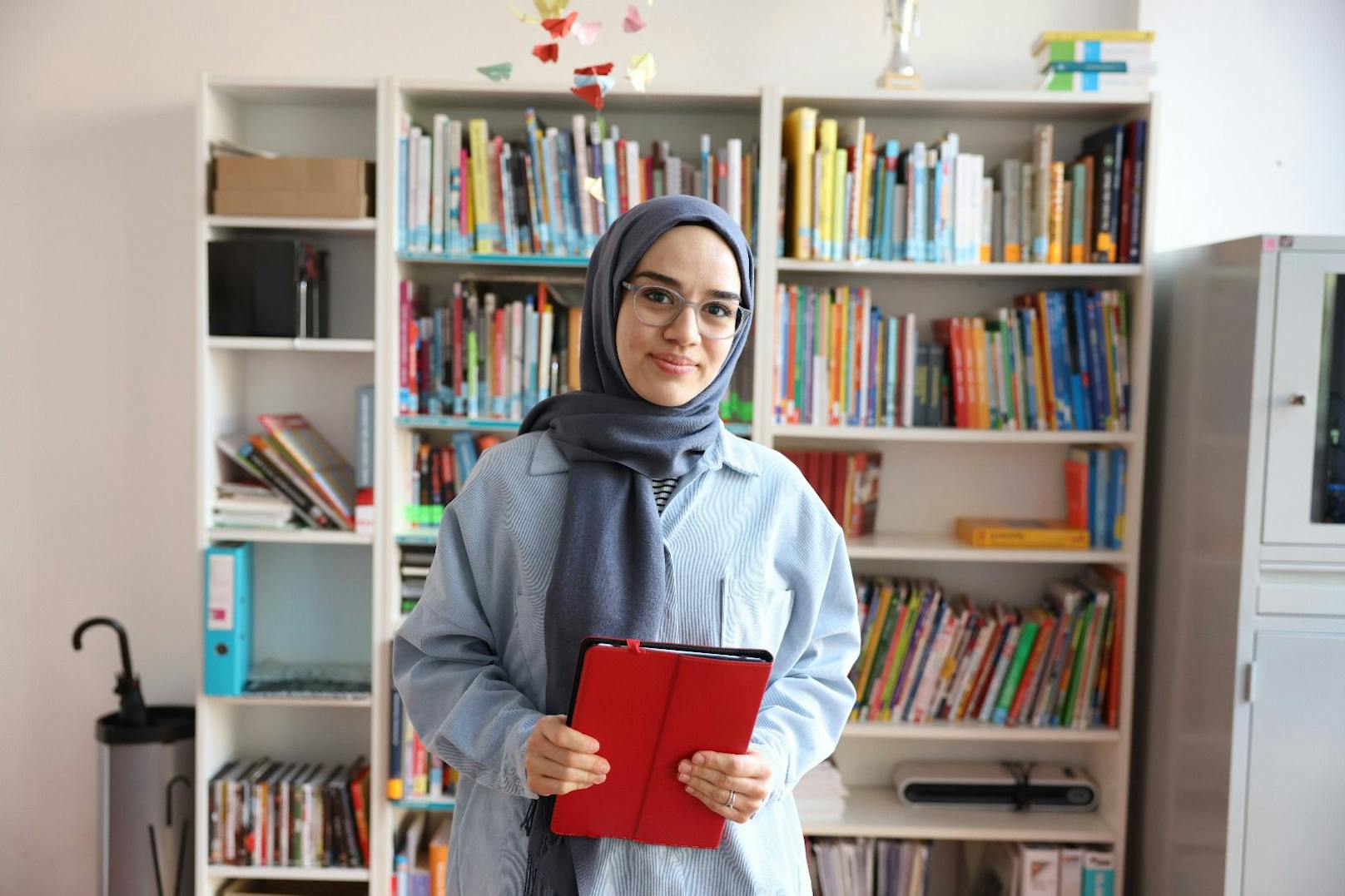 Um Mädchen und jungen Frauen auf ihrem Weg ins Erwachsensein zu begleiten, startet nun das neue Projekt "basis". Mehriban (28) hat als 14-Jährige selbst die Beratung des Vereins in Anspruch genommen. In der Schule war die junge Muslima mit Vorurteilen und Klischées konfrontiert. Nach Abschuss ihres Soziologie-Studiums will sie nun als Beraterin nun anderen helfen.