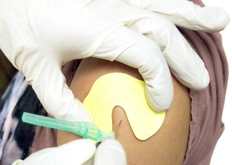 Diese Injektionshilfe blockiert Schmerz und kann dir bei deiner Nadel-Phobie helfen. 