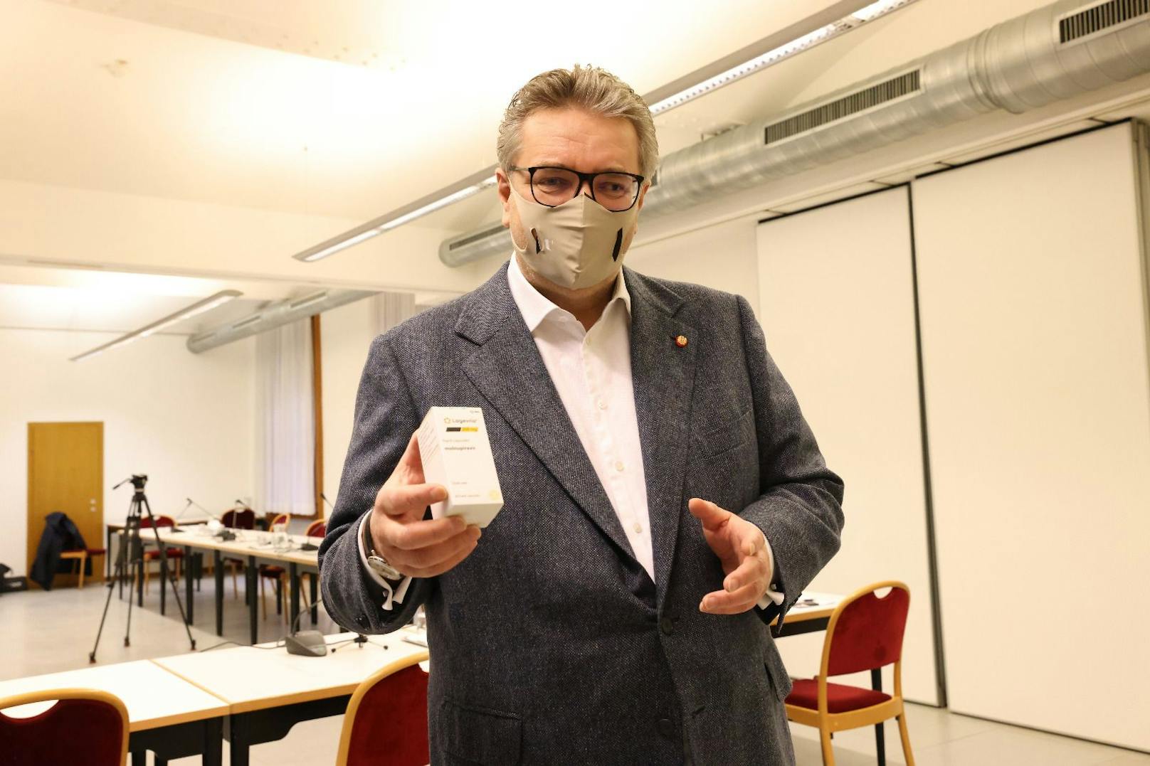 Erstmals gibt es auch für nicht-stationäre Risikopatienten Corona-Medikamente. Etwa die "virentötende" Tablette Molnupiravir, die Gesundheitsstadtrat Peter Hacker (SPÖ) heute präsentierte.