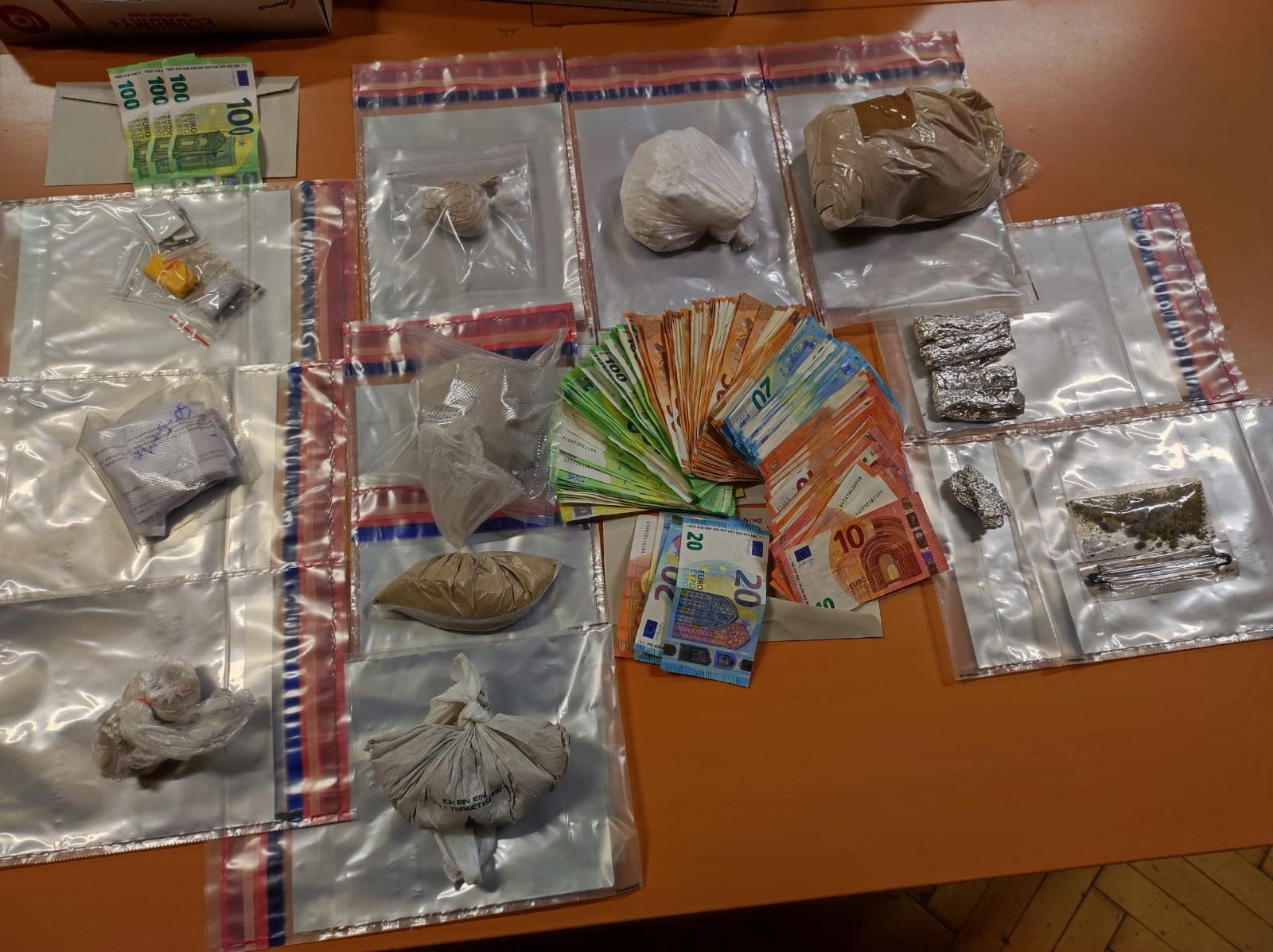Das Bargeld und Suchtmittel wurden sichergestellt.