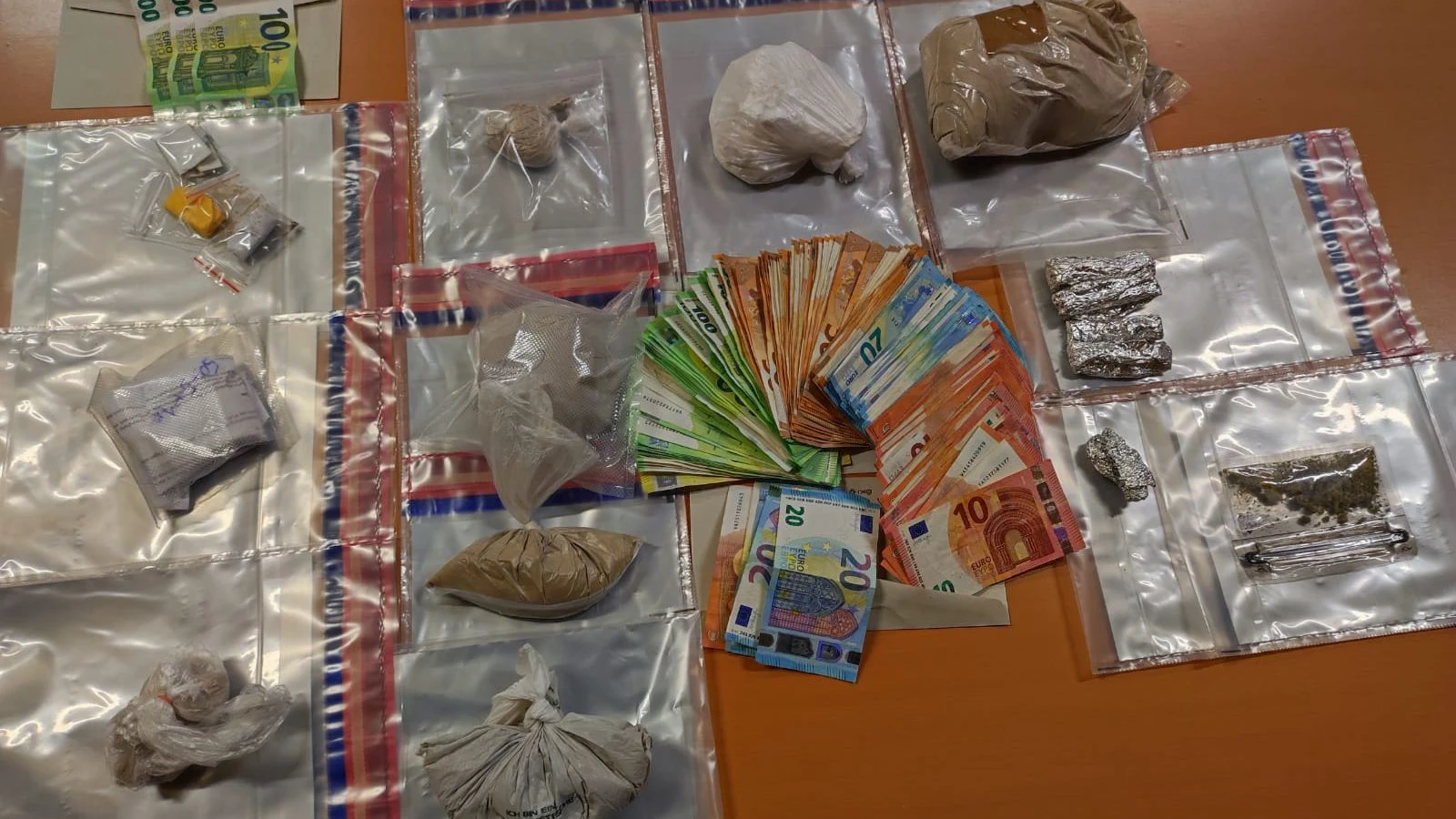 Das Bargeld und Suchtmittel wurden sichergestellt.