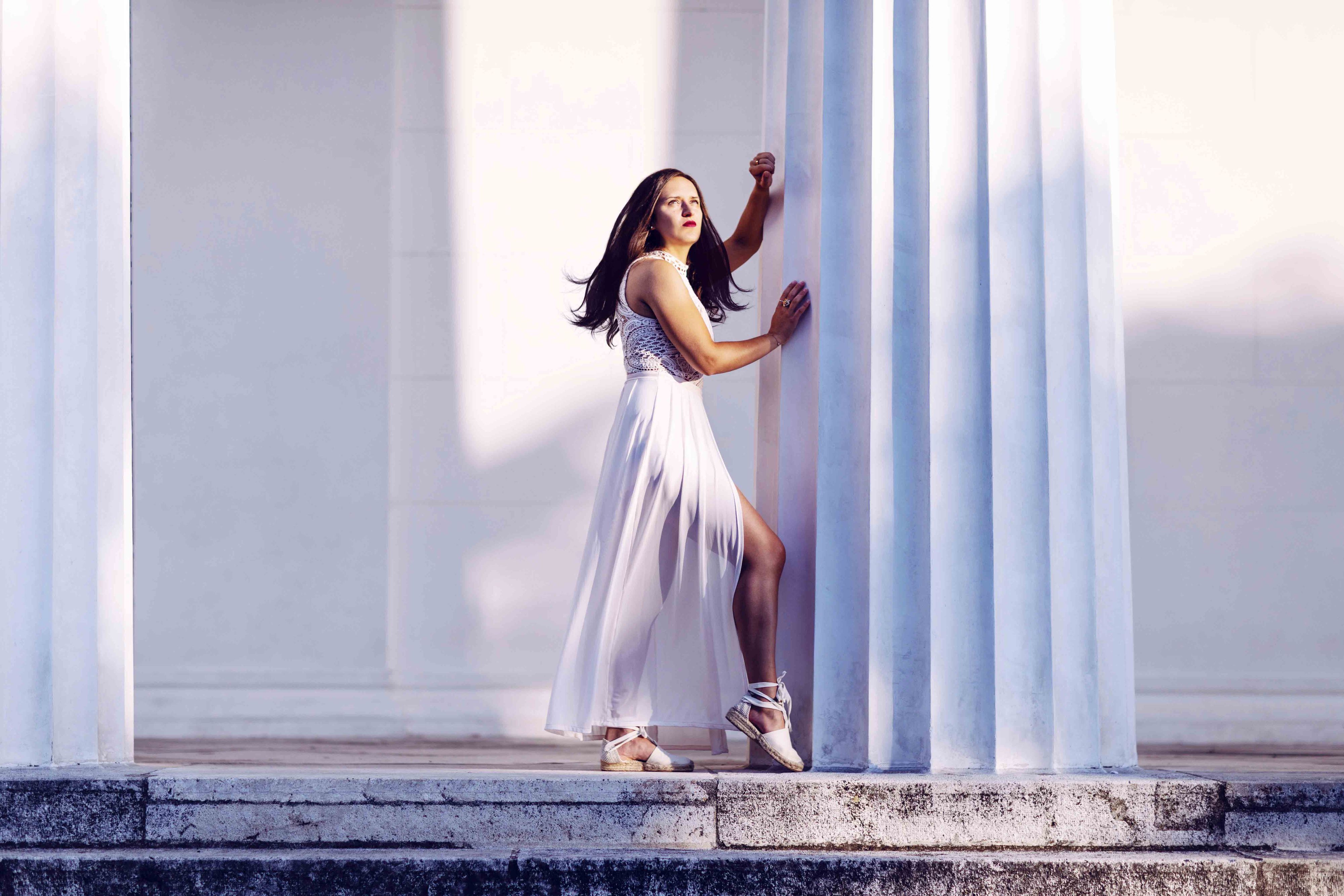 ORF-TV-Redakteurin Stephanie Holzschuster macht sich als Alba Soleil im Pop-Song "Millenials" über ihre Generation lustig.