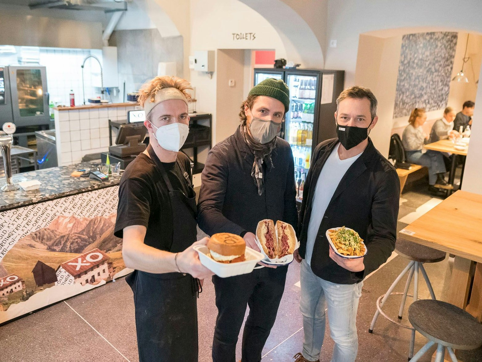 XO-Burger valentin gruber-kalteis, benjamin hofer, robert weishuber (v.li.n.re), xoh no beef, pastrami reuben, dirty fries im xo grill burger kettenbrückengasse, 20220125 foto: helmut graf/tageszeitung heute