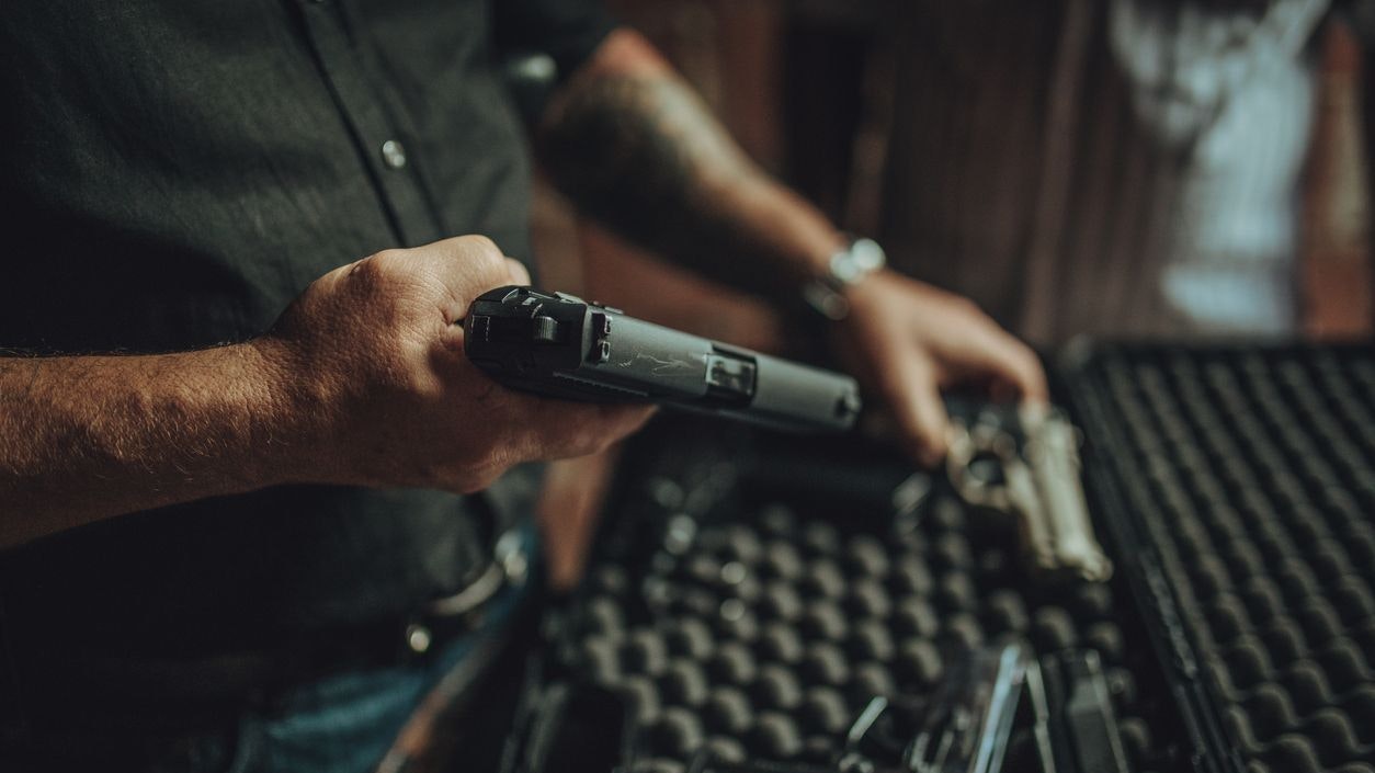 Der 47-Jährige postete ein Bild einer Schreckschusspistole.