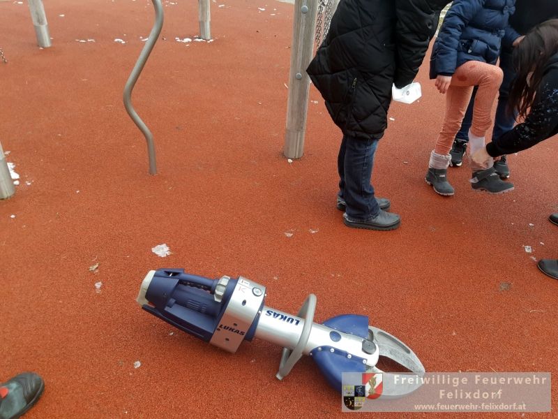 Das Mädchen verfing sich in den Ketten.