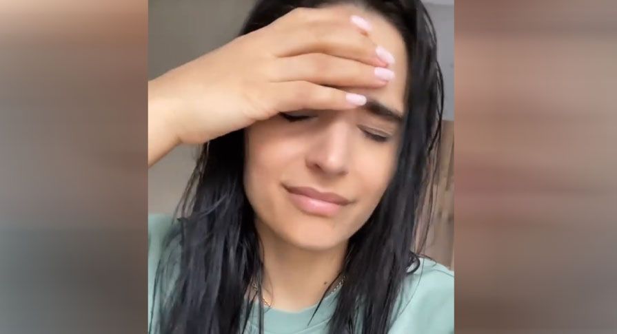 Amira Pocher kann ihre Tränen nicht mehr halten.