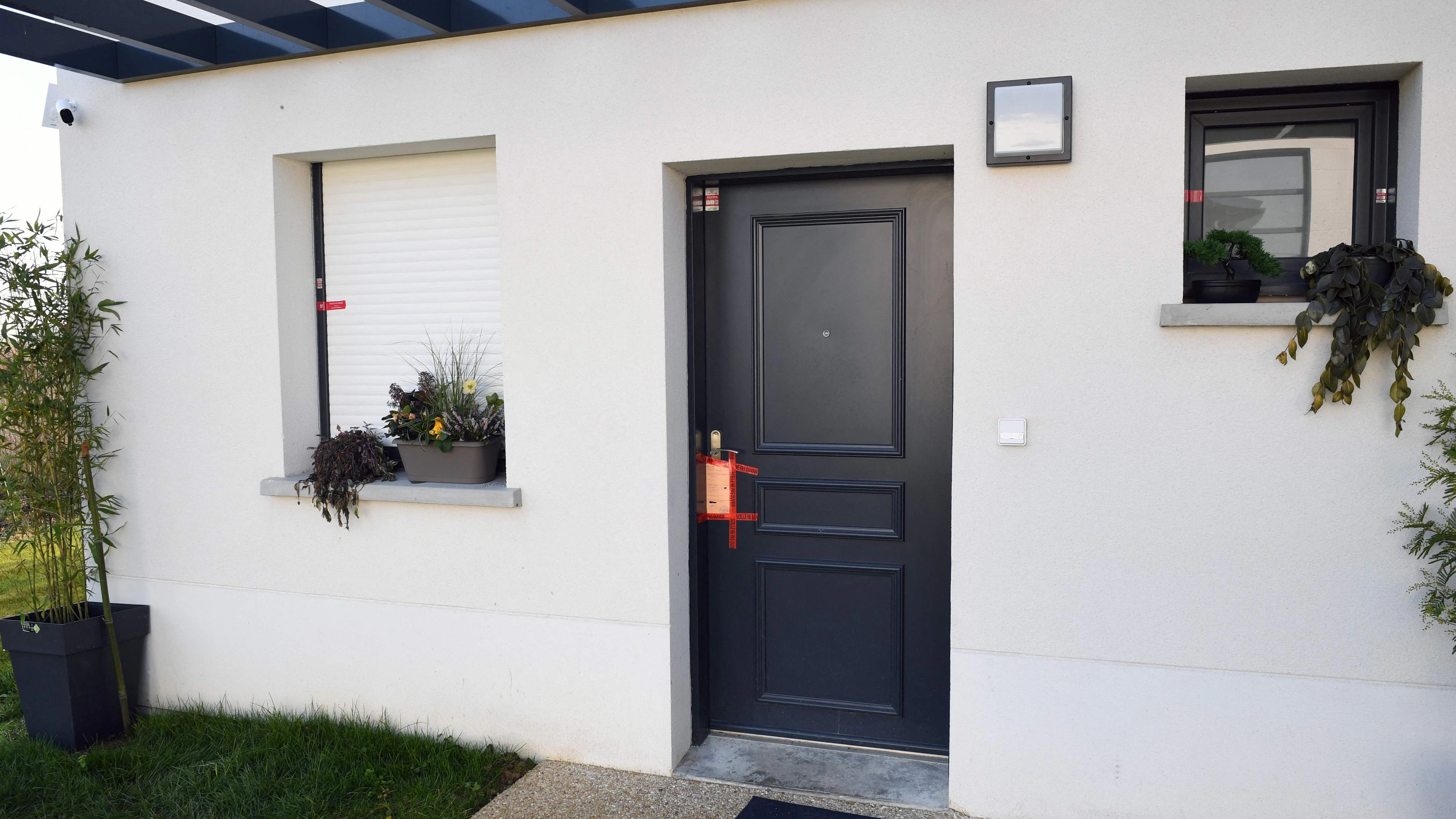 Download von www.picturedesk.com am 28.01.2022 (13:16).  A picture taken on January 28, 2022 in Ferrieres-en-Brie, southeast of Paris, shows a police seal on the door of the house of a couple, whose 10-year-old son was found dead in a suitcase. - The mother, 33, was arrested and placed in custody, said the prosecutor of Meaux. She was sought since January 26 evening following the report of her worried companion, and arrested in Choisy-le-Roi, at the home of a family member. (Photo by Alain JOCARD / AFP) - 20220128_PD3230 - Rechteinfo: Rights Managed (RM) Nur für redaktionelle Nutzung! Werbliche Nutzung erfordert Freigabe: bitte schicken Sie uns eine Anfrage.