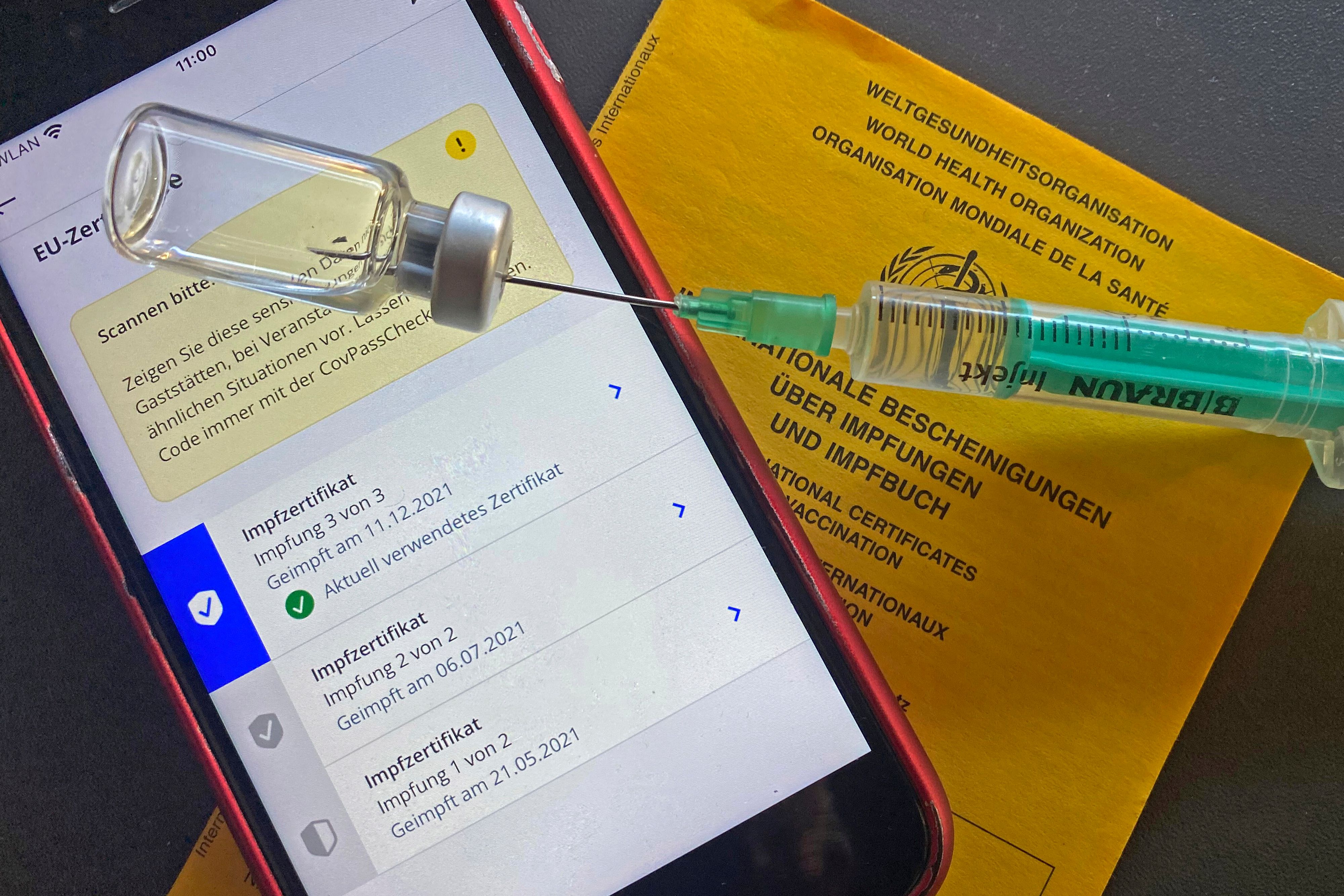 Download von www.picturedesk.com am 28.01.2022 (08:08).  Topic image / symbolic photo: booster vaccination, 3rd vaccination, digital Covid certificates from the EU on a smartphone, complete vaccination protection, vaccination 3 of 3 vaccination certificate, digital vaccination card, vaccination card. - 20220114_PD12638 - Rechteinfo: Rights Managed (RM)