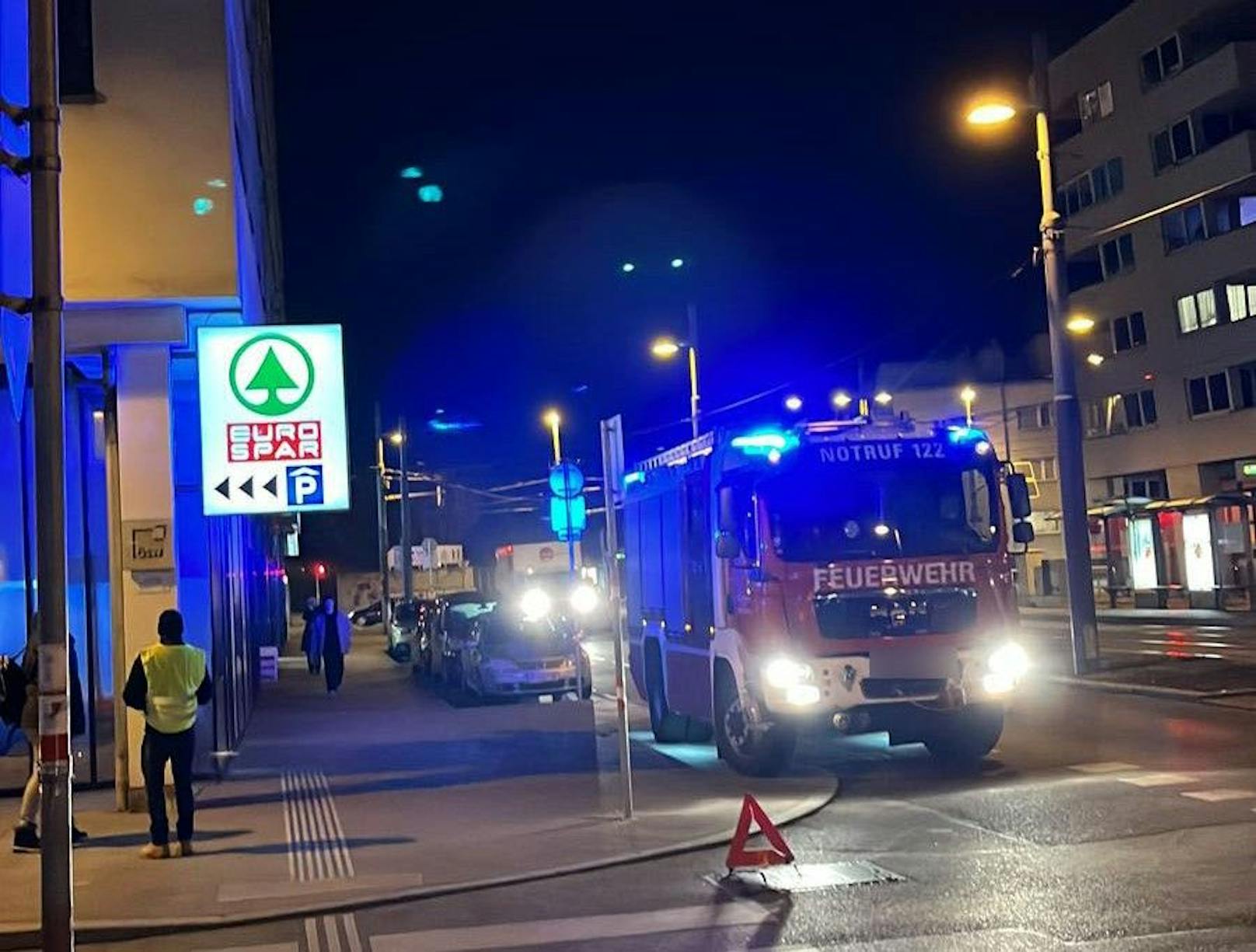 Auf die Straße gewehte Bauteile waren der Auslöser eines Feuerwehreinsatzes in der Donaustadt.
