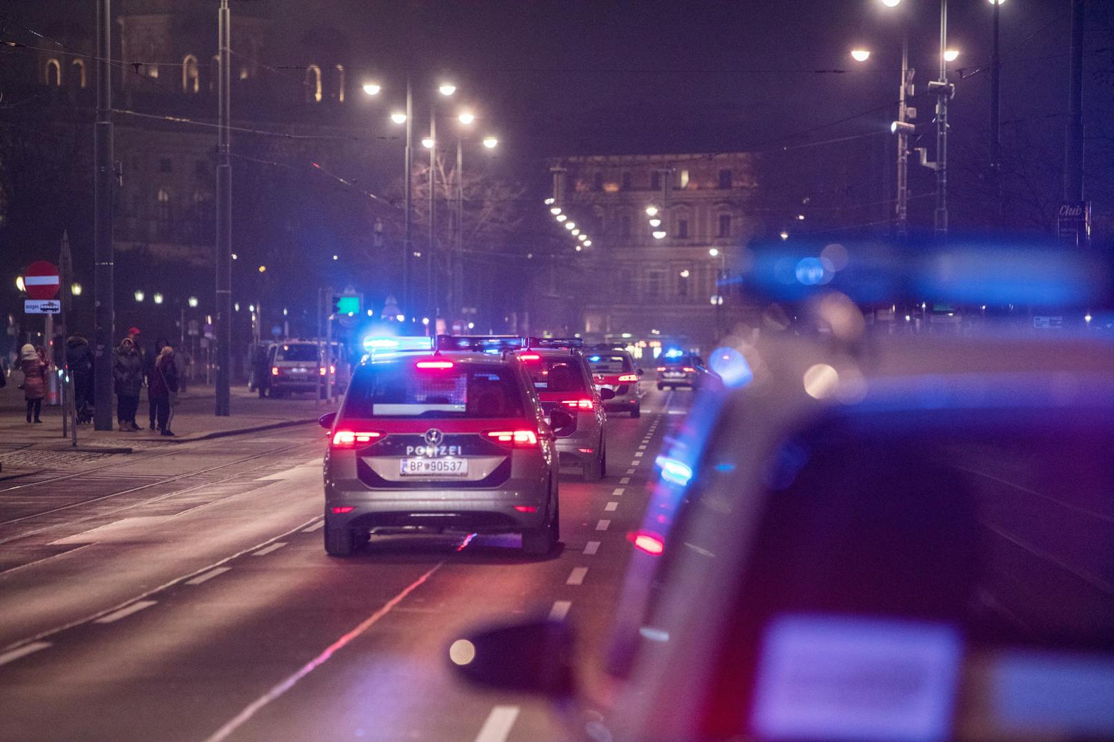 Polizeifahrzeuge mit Blaulicht an der Ringstraße in der Wiener Innenstadt.