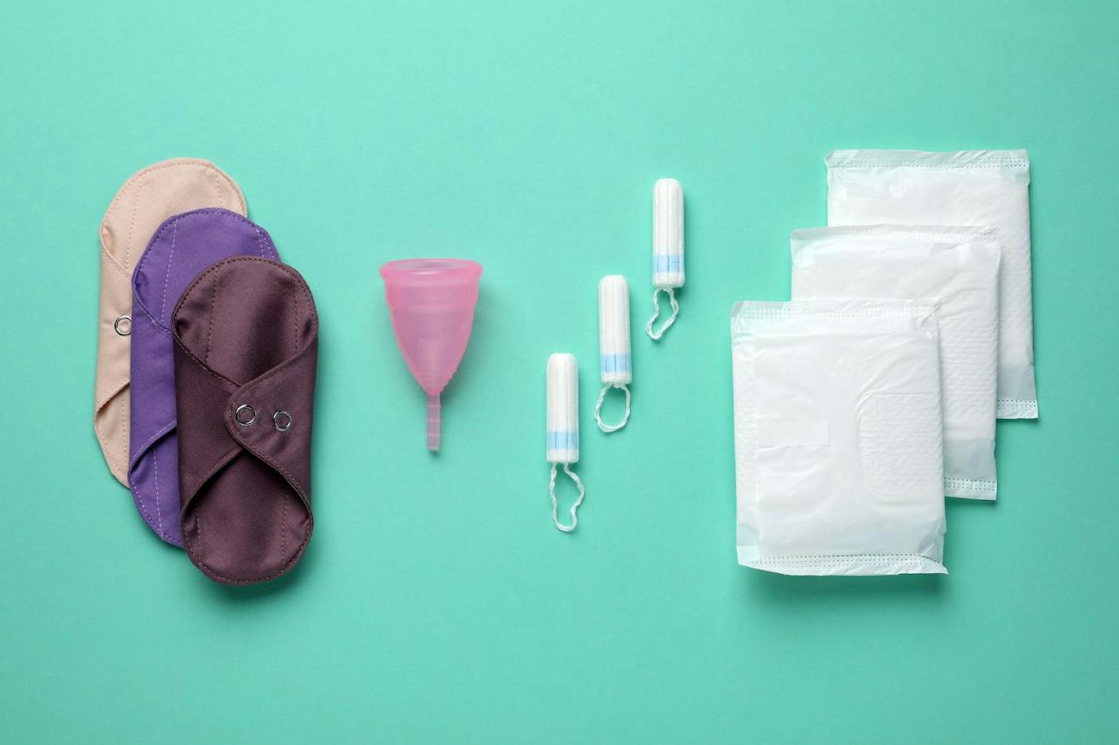 Für die meisten Frauen sind Binden und Tampons eine unangenehme Sache, die jedoch mit Menstruationstassen oder Periodenunterwäsche ersetzt werden können.