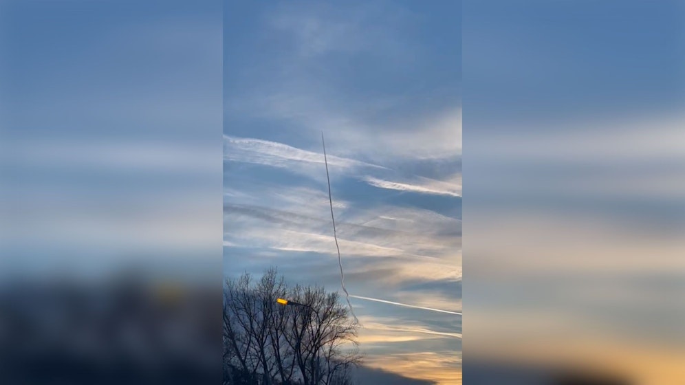 Ist es ein Riesenwurm oder ein UFO? Wiener rätselten über den seltsamen Rauch am Himmel.