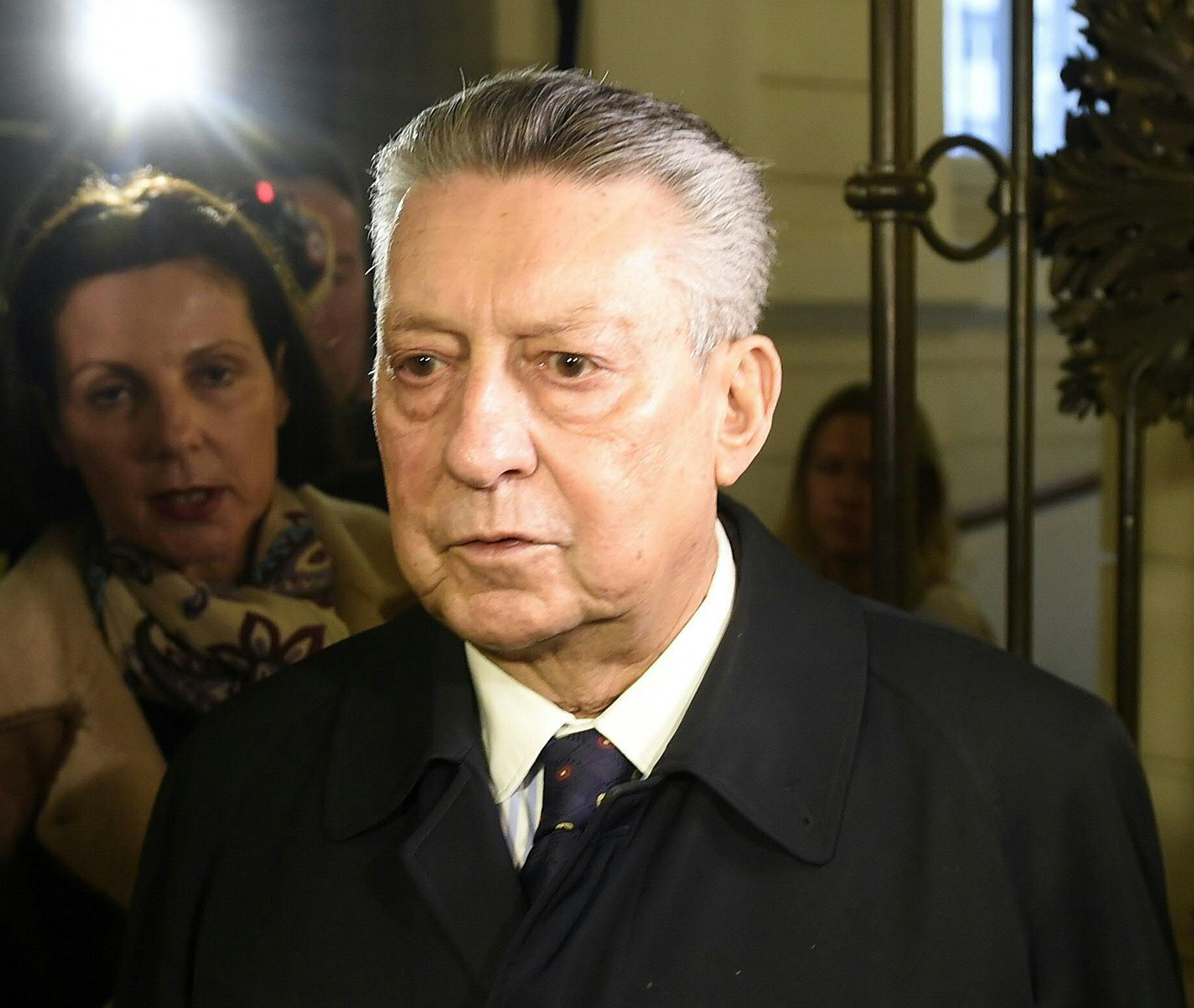 Download von www.picturedesk.com am 28.01.2022 (09:55).  ABD0021_20151221 - WIEN - ÖSTERREICH: Ex-BAWAG-Chef Helmut Elsner und seine Frau Ruth am Montag, 21. Dezember 2015, anl. des Prozesses der BAWAG gegen Elsner wegen Herausgabe der Pensionsabfindung im Straflandesgericht in Wien. - FOTO: APA/HELMUT FOHRINGER - 20151221_PD0564 - Rechteinfo: Rights Managed (RM)