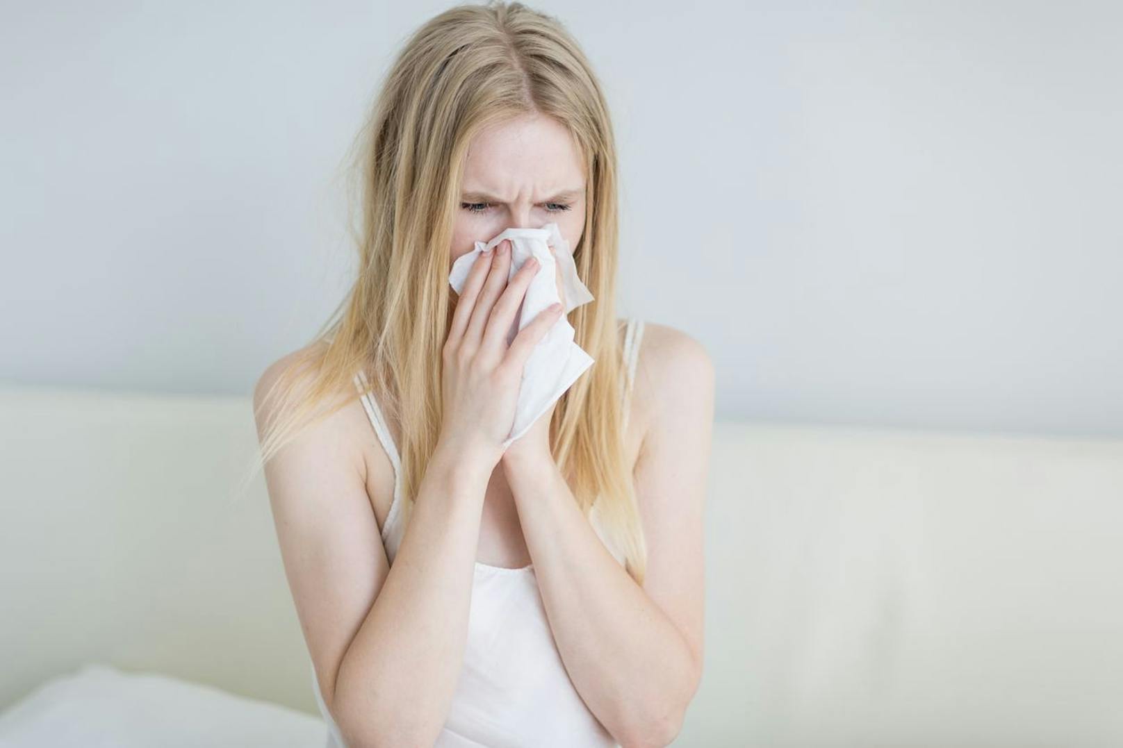 Befinden sich auf deinem Kopfkissen Millionen von Staubmilben, könnte diese Ansammlung allergische Reaktionen an deiner Haut verursachen. Diese beeinflussen nicht nur dein Hautbild, sie bilden auch eine Gefahr für Allergiker, die an Asthma leiden. 