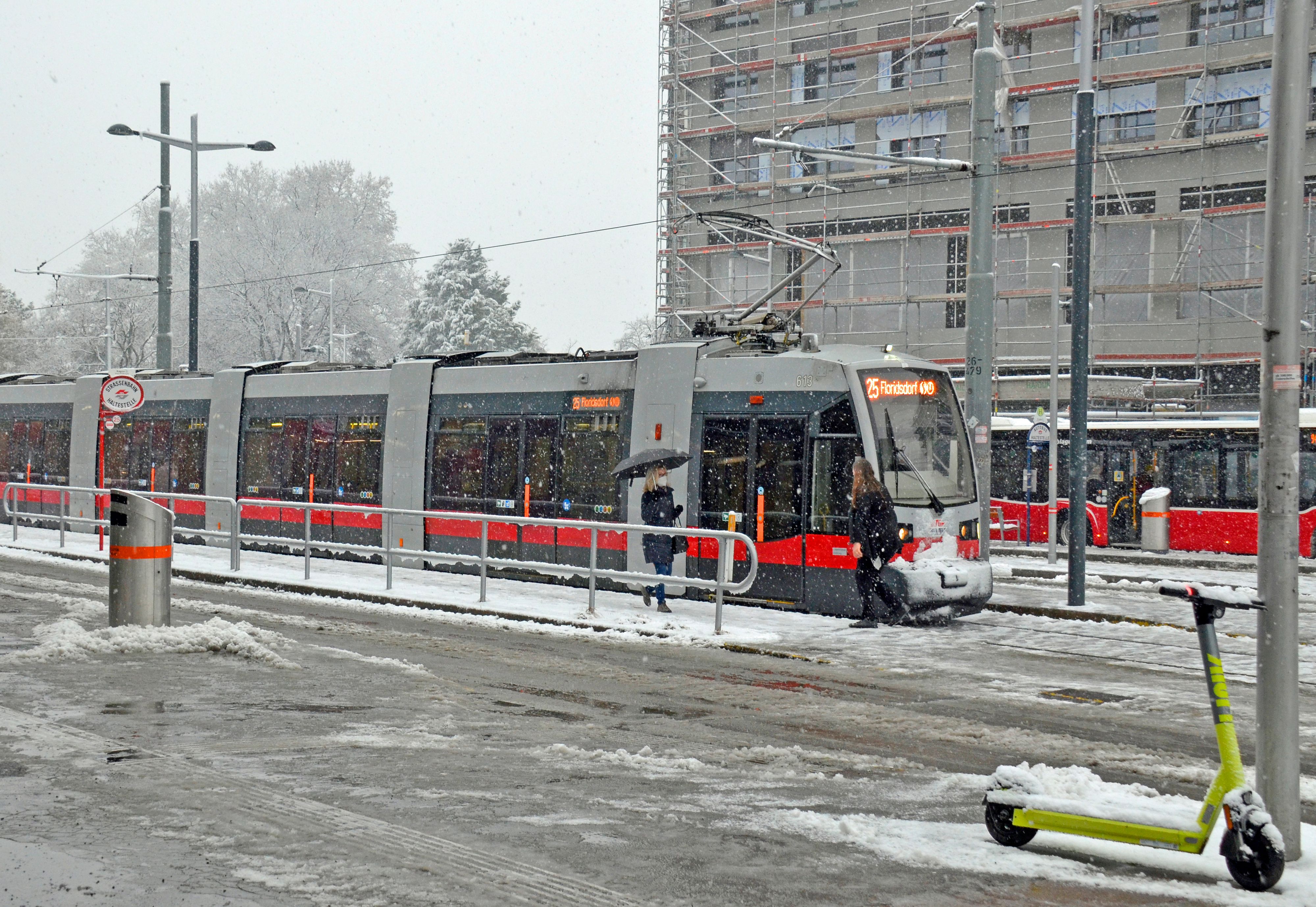 Wer mit der Straßenbahn unterwegs ist, wird ab Montag oft etwas länger warten müssen.