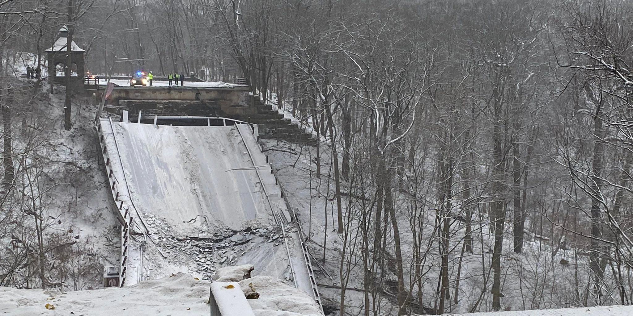 Die Brücke über den Frick Park in der USA-Stadt Pittsburgh ist rund 20 Meter tief auf einen Fussgängerweg gestürzt.