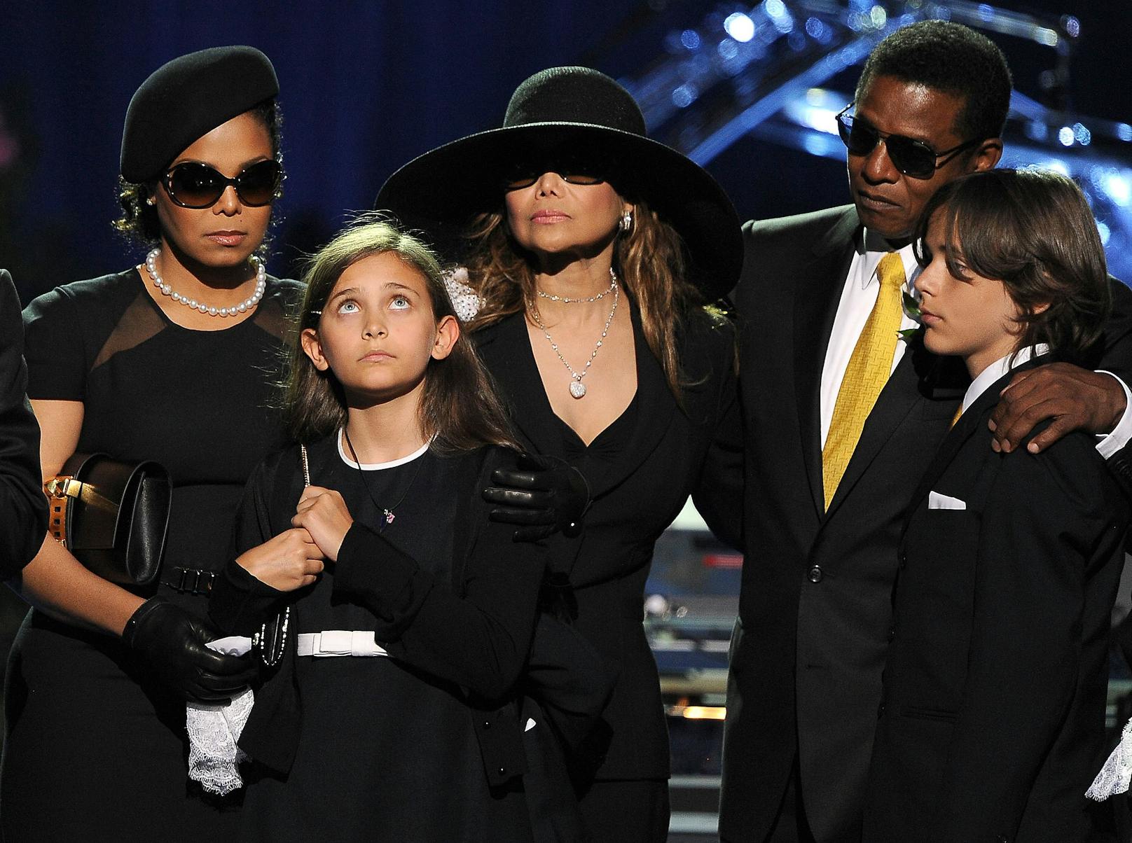 Bei der Trauerfeier 2009 tröstet Janet Michaels Tochter Paris.
