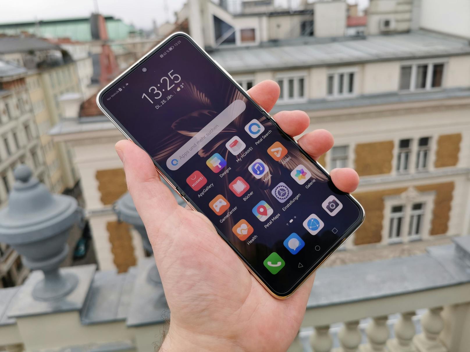 Mit dem Huawei P50 Pocket ist dem Unternehmen ein tolles Luxus-Smartphone gelungen, das mit dem edlen Design, der starken Ausstattung und dem guten Display punkten kann.