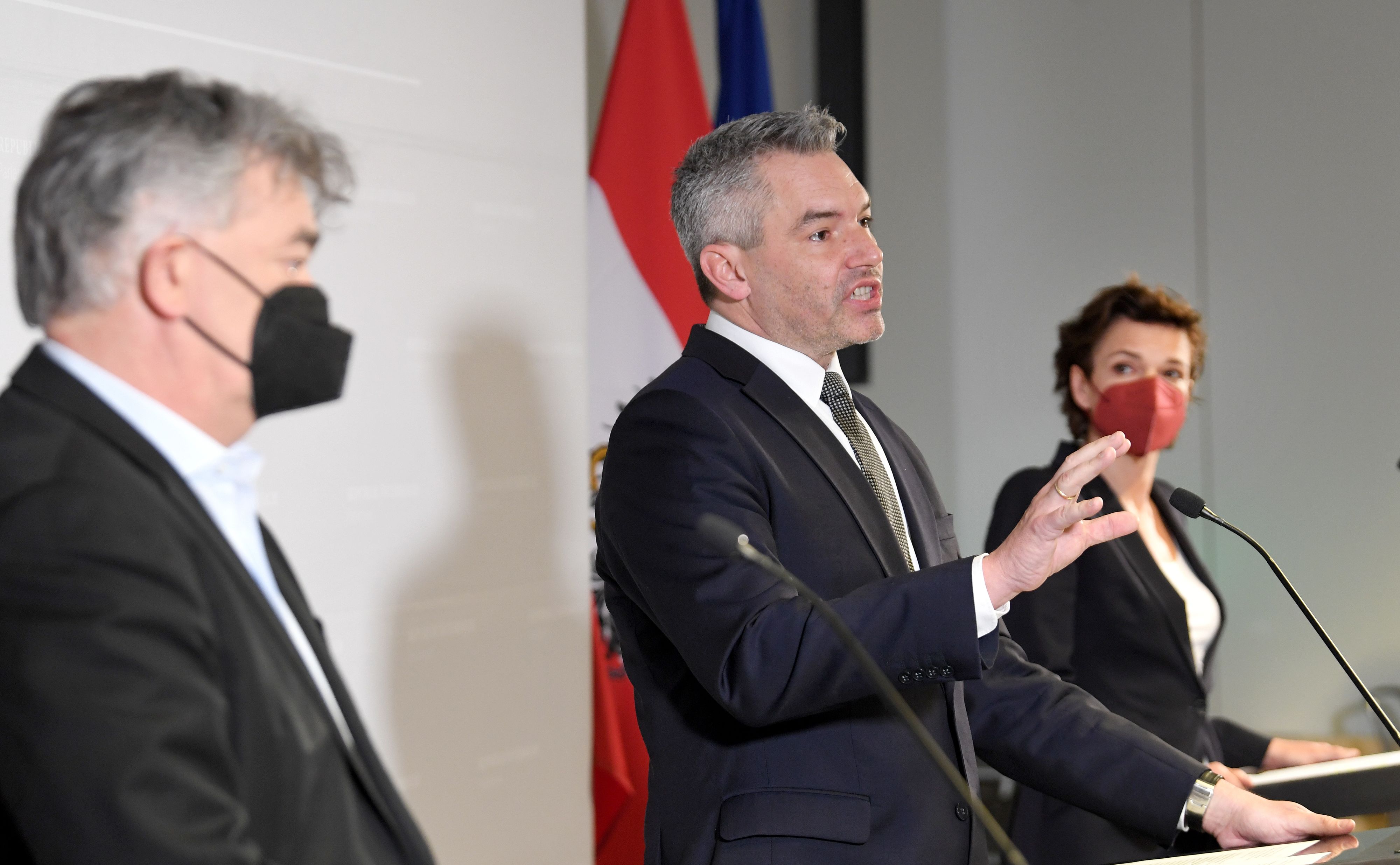 Vizekanzler Werner Kogler (Grüne) und Bundeskanzler Karl Nehammer (ÖVP) präsentierten die Ergebnisse des Teuerungsgipfels. (Archivbild)