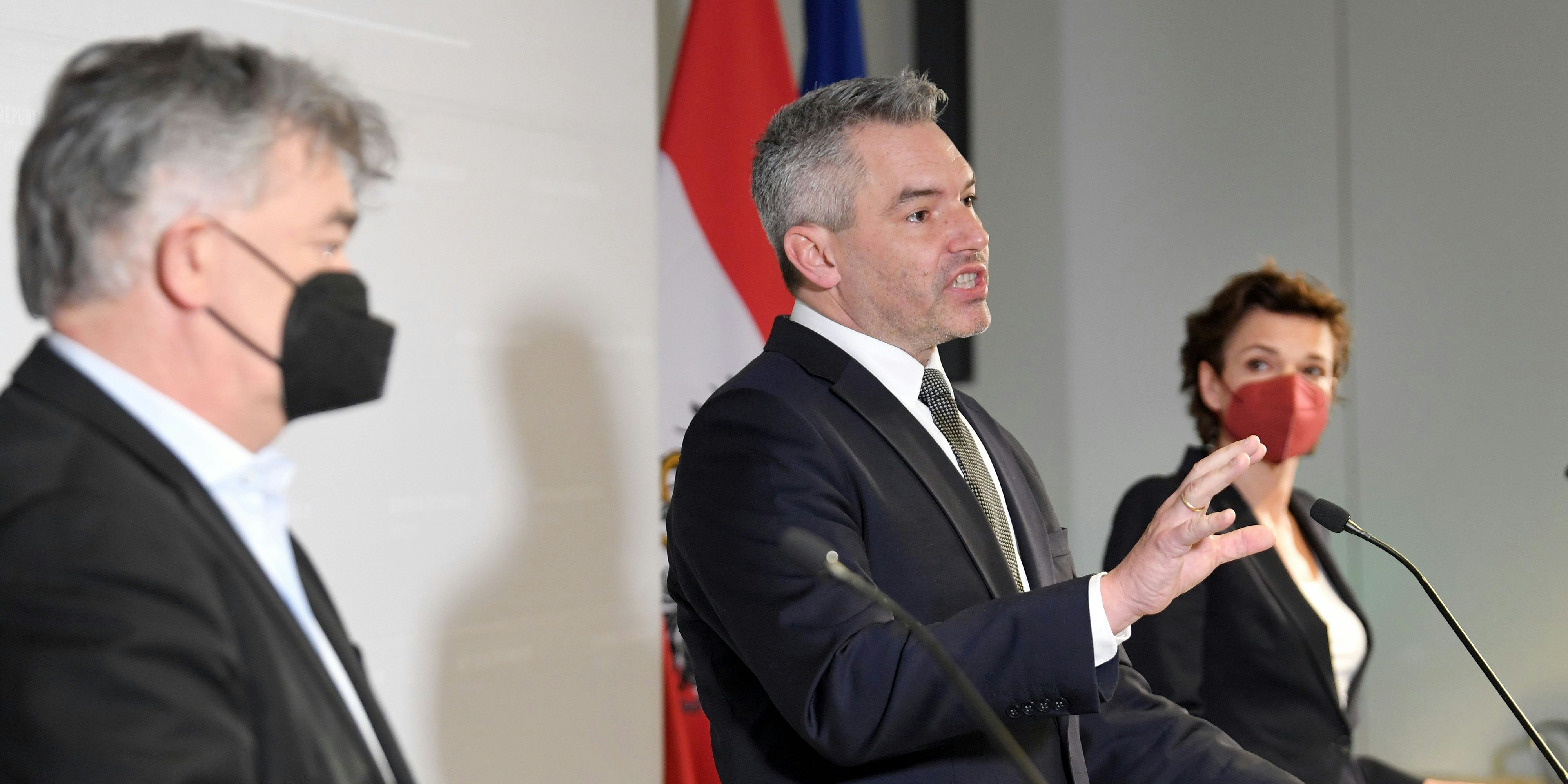 Vizekanzler Werner Kogler (Grüne) und Bundeskanzler Karl Nehammer (ÖVP) präsentierten die Ergebnisse des Teuerungsgipfels (Archivbild)