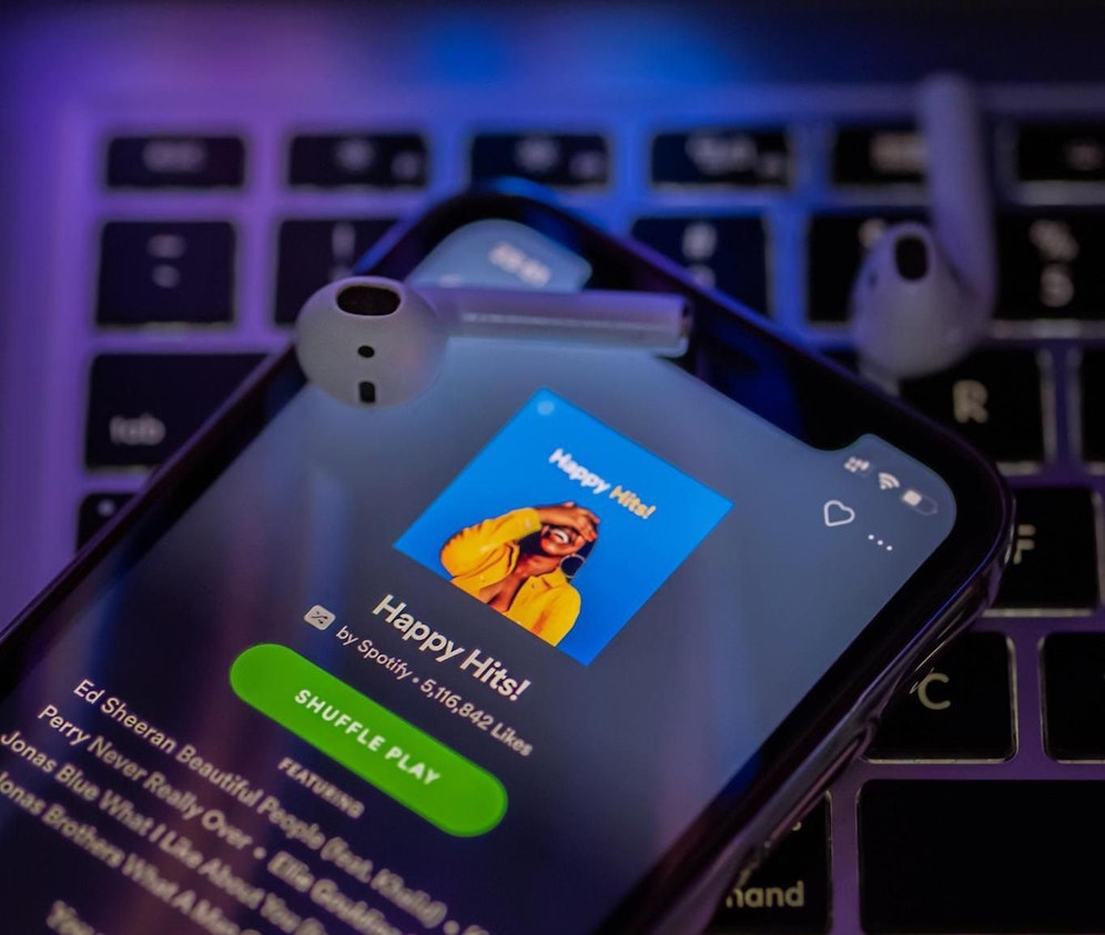 Der Streamingdienst Spotify stellt sich hinter den umstrittenen Podcaster Joe Rogan.