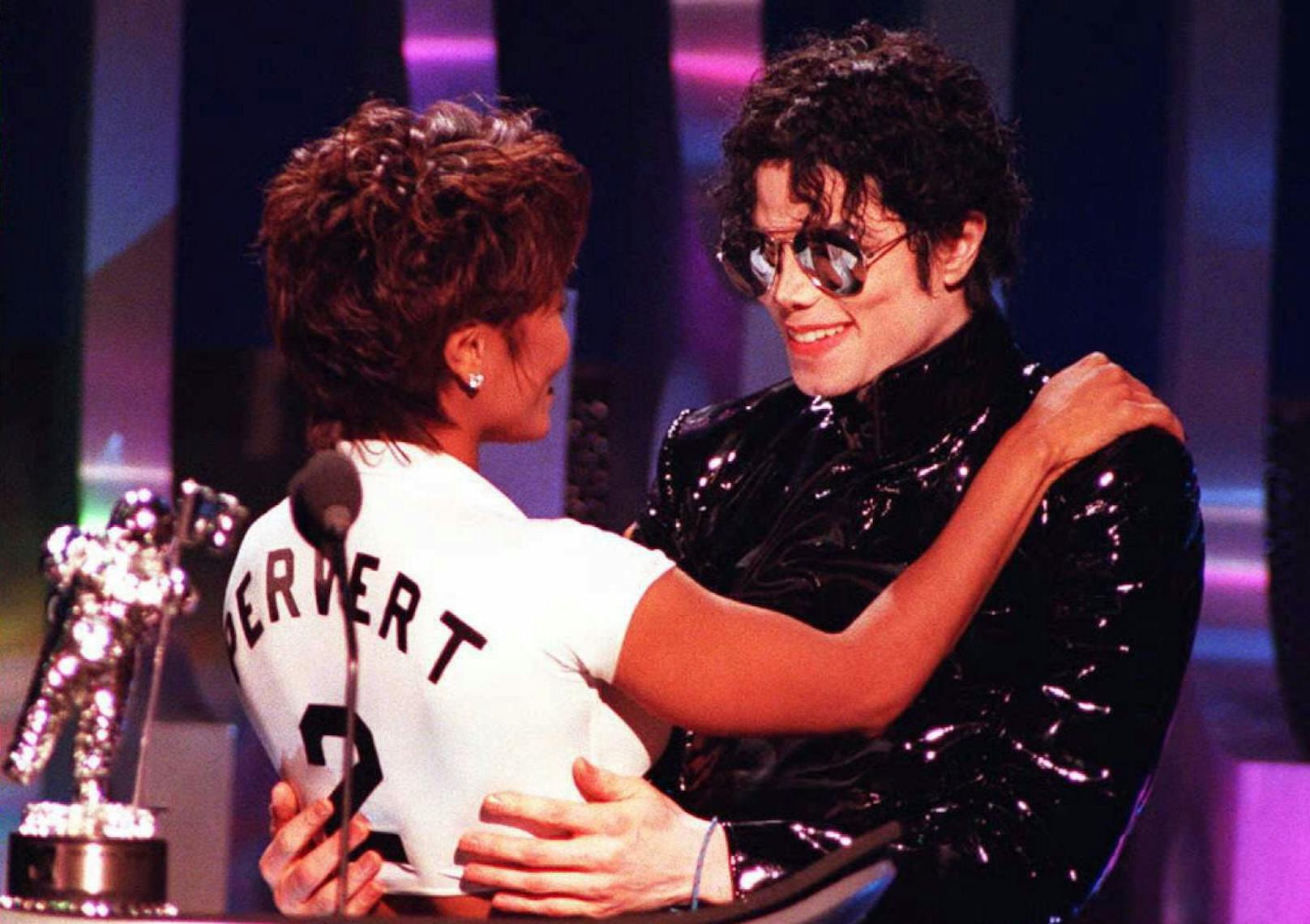 1995 erhalten Michael und Janet Jackson den MTV Award für das Beste Video "Scream".