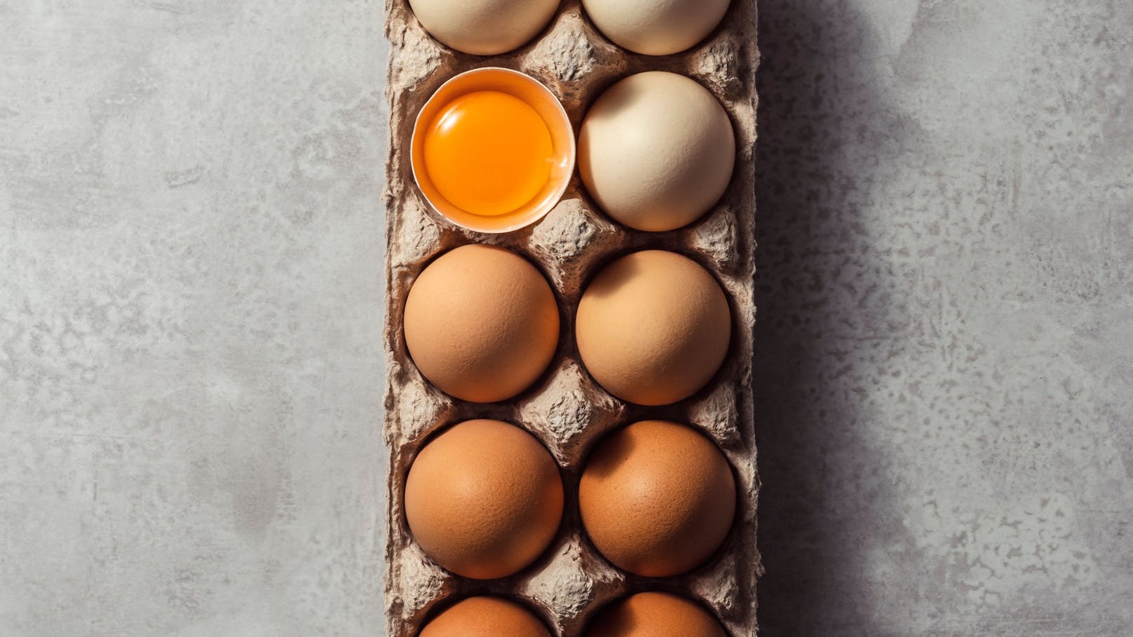 <strong>Eier: </strong>Rohe Eier, aber auch Lebensmittel, die solche enthalten, können Salmonellen enthalten - kleine, stäbchenförmige Bakterien, die eine Lebensmittelvergiftung auslösen. Nicht umsonst gelten als "risikoreiches Lebensmittel". Am besten werden sie nur durchgegart gegessen, das bedeutet: Eiweiß und auch Eigelb sollten fest sein.