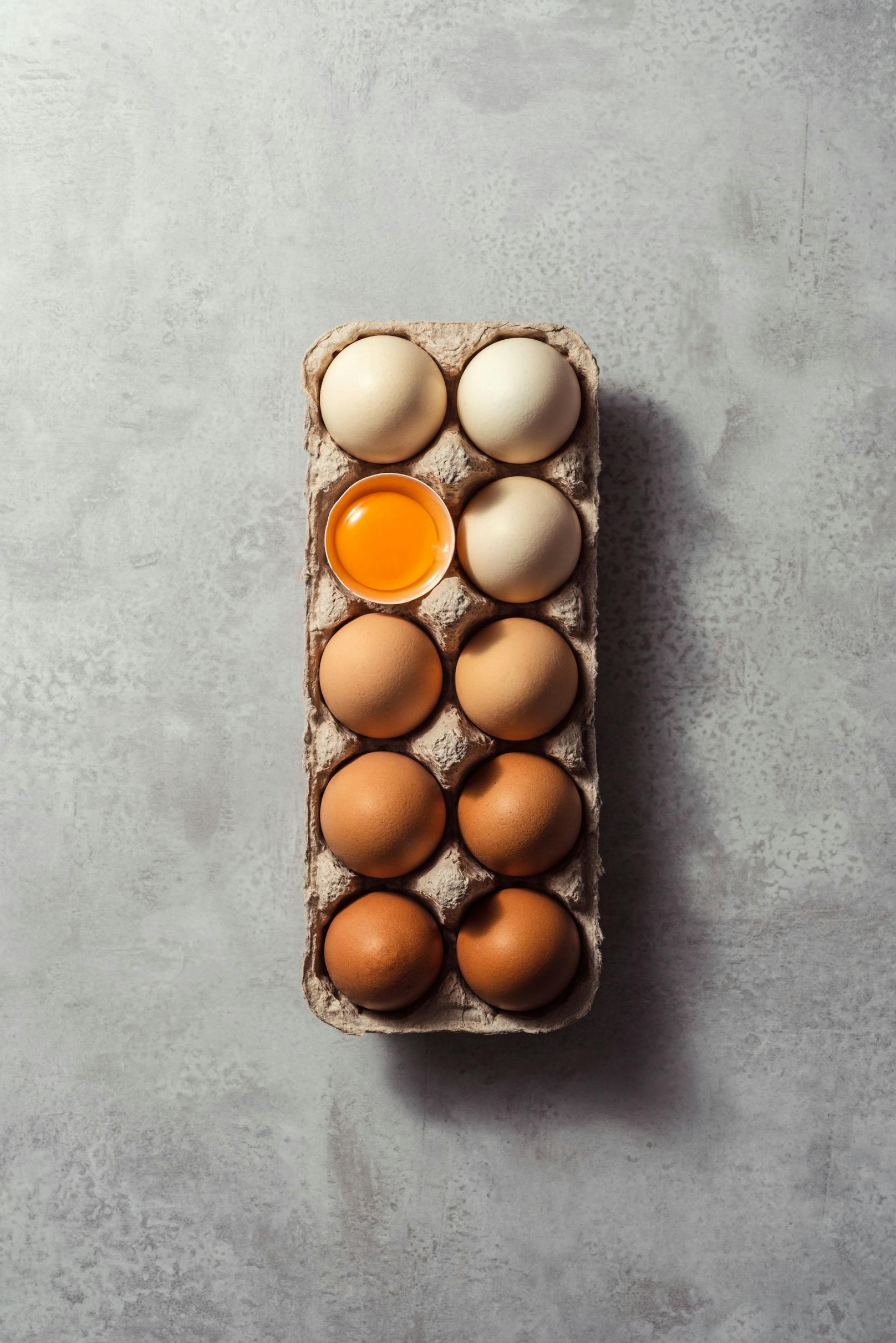 <strong>Eier: </strong>Rohe Eier, aber auch Lebensmittel, die solche enthalten, können Salmonellen enthalten - kleine, stäbchenförmige Bakterien, die eine Lebensmittelvergiftung auslösen. Nicht umsonst gelten als "risikoreiches Lebensmittel". Am besten werden sie nur durchgegart gegessen, das bedeutet: Eiweiß und auch Eigelb sollten fest sein.