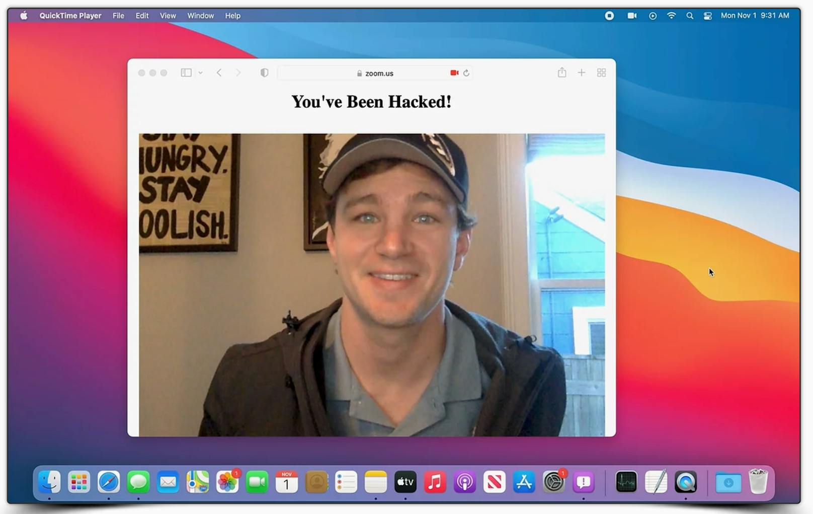 Der Sicherheitsforscher Ryan Pickren lächelt in die Kamera und zeigt damit seinen Hack.